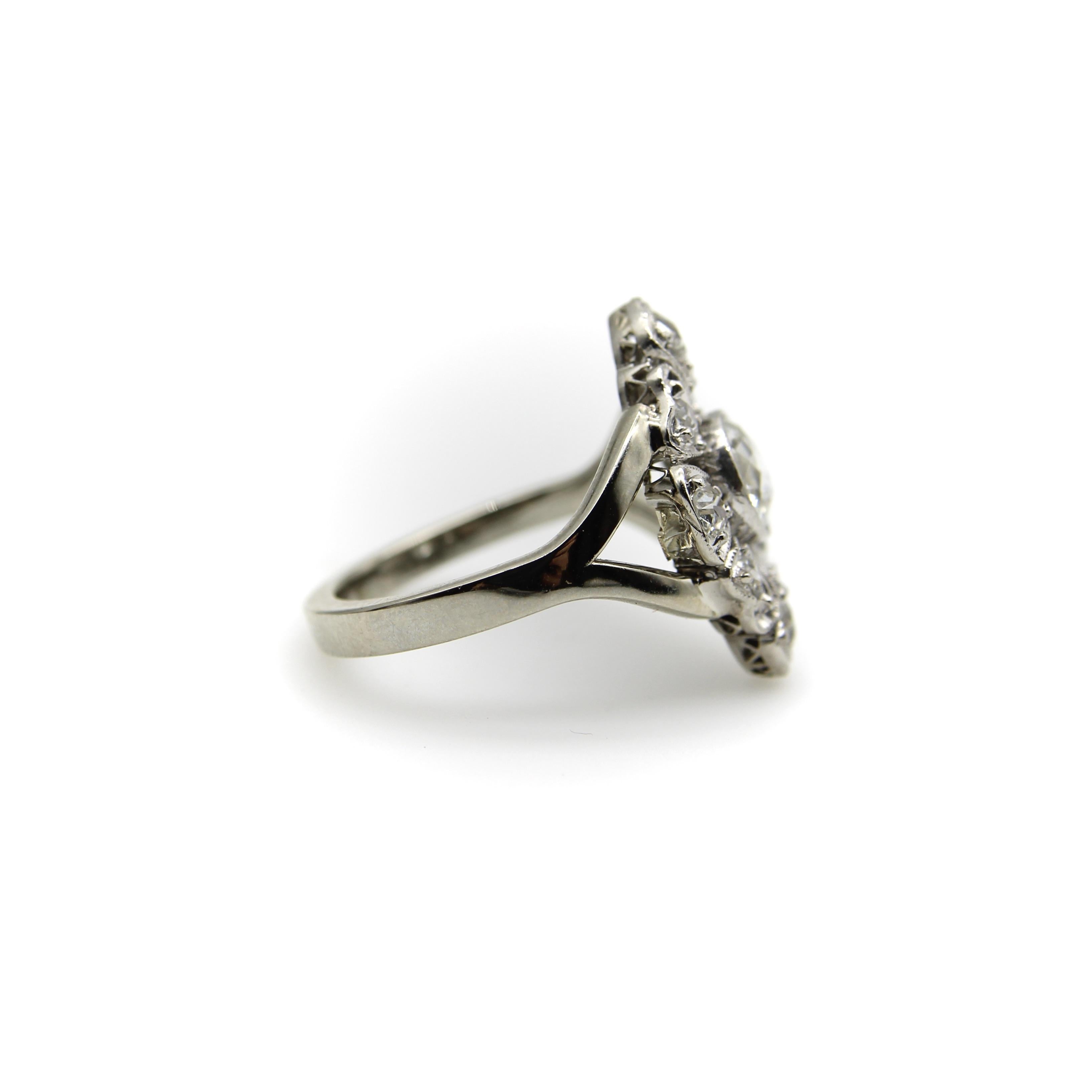 Femenino o masculino Anillo Flor de Diamantes de Oro Blanco de 14 K, talla europea antigua y talla mina antigua en venta