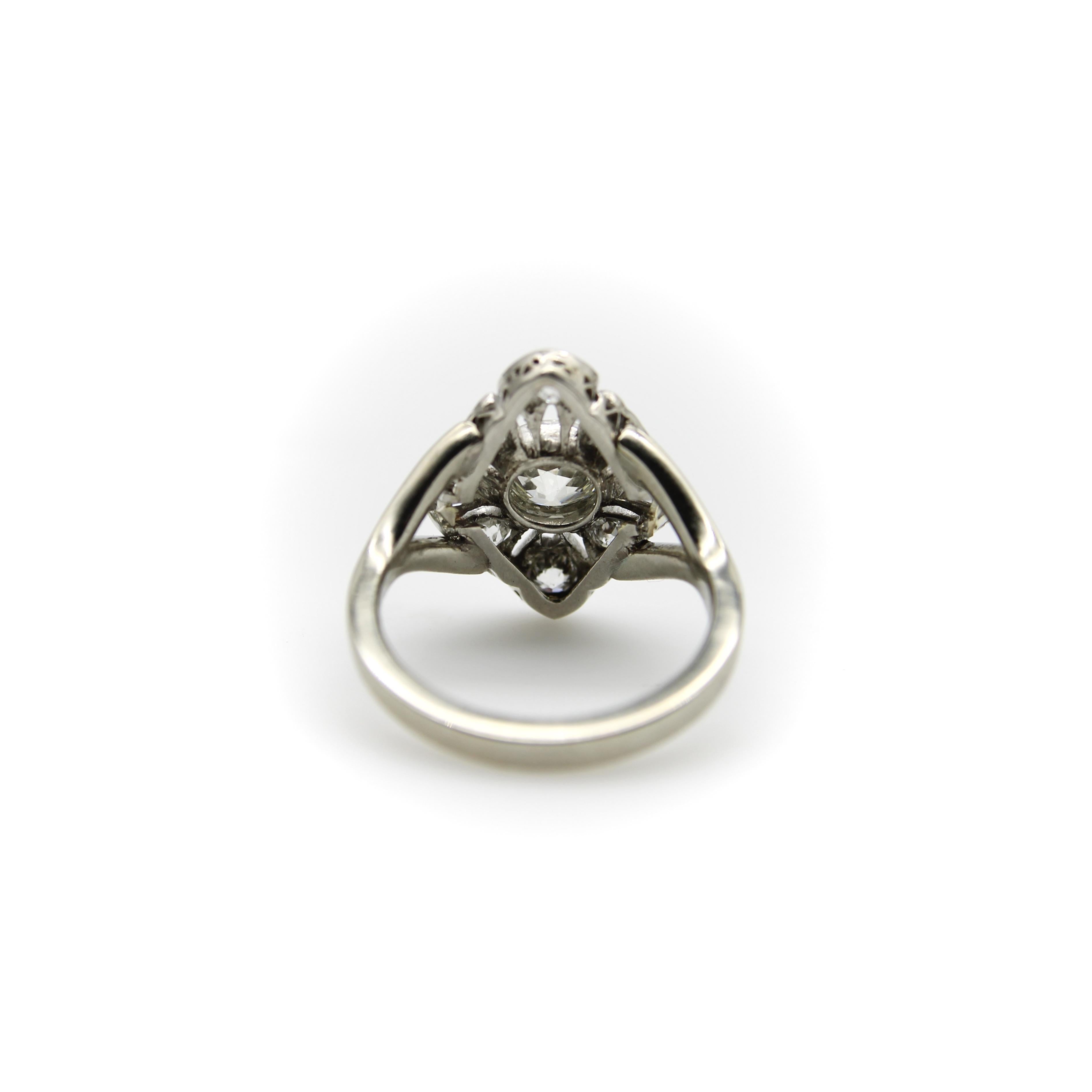 Anillo Flor de Diamantes de Oro Blanco de 14 K, talla europea antigua y talla mina antigua en venta 1