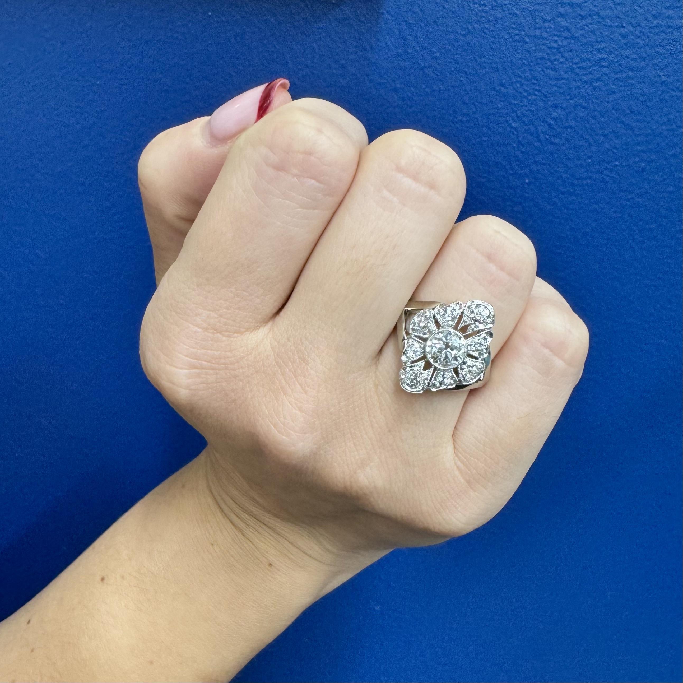 Anillo Flor de Diamantes de Oro Blanco de 14 K, talla europea antigua y talla mina antigua en venta 3