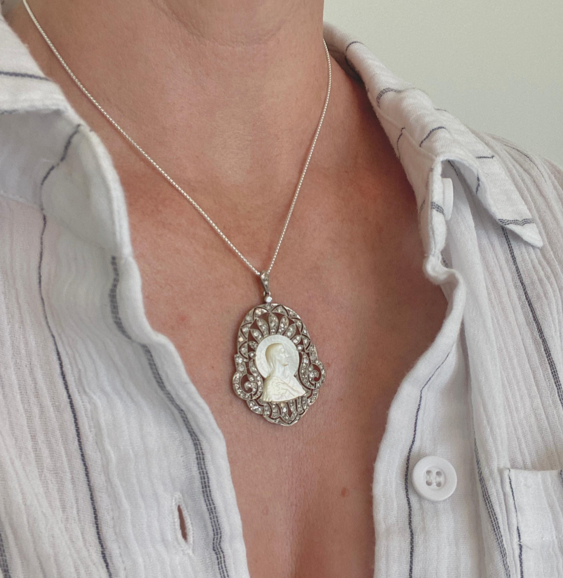 Colgante de oro blanco de 14 quilates con diamantes talla vieja madreperla tallados Art Decó