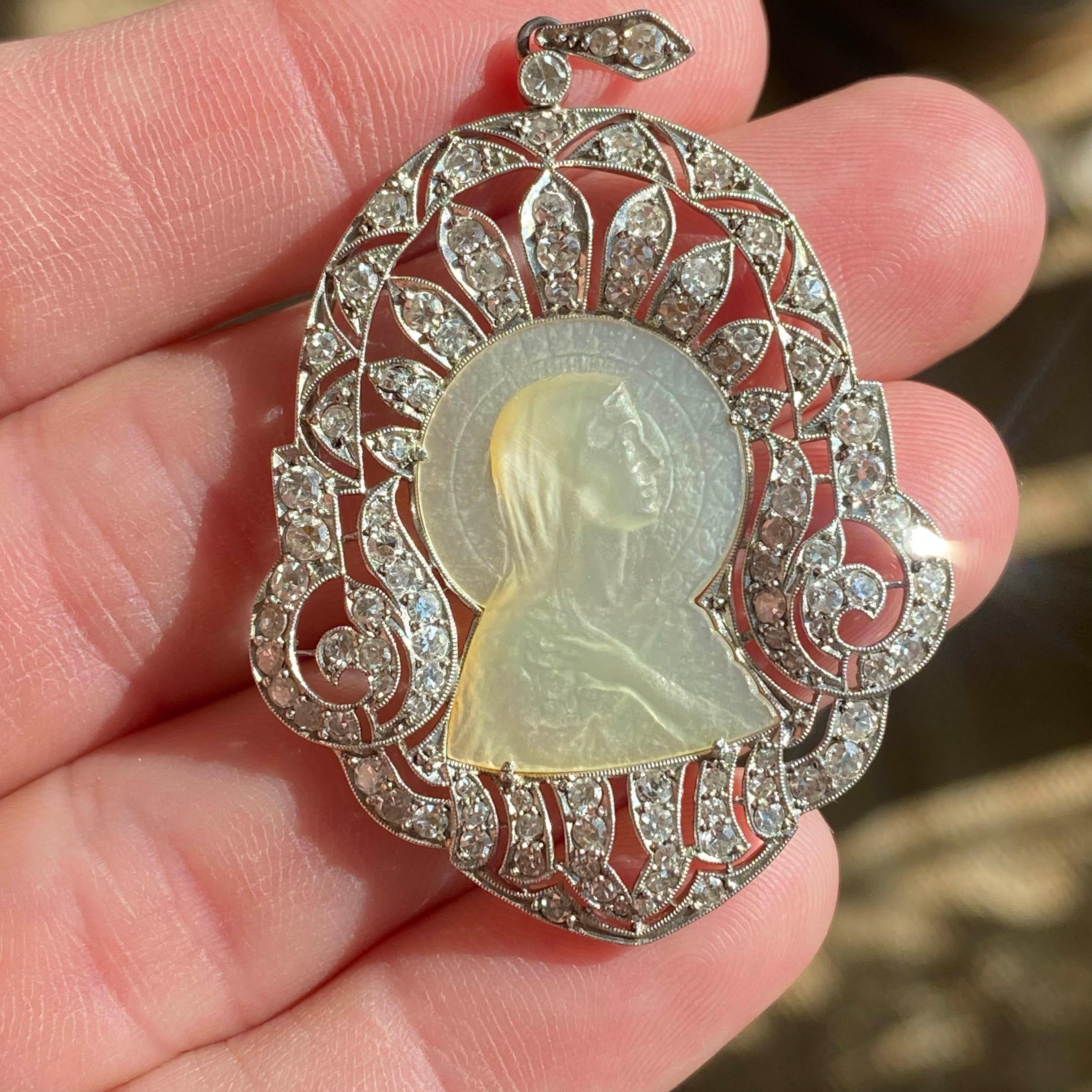 Colgante de oro blanco de 14 quilates con diamantes talla vieja madreperla tallados Talla antigua