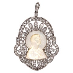 Colgante de oro blanco de 14 quilates con diamantes talla vieja madreperla tallados
