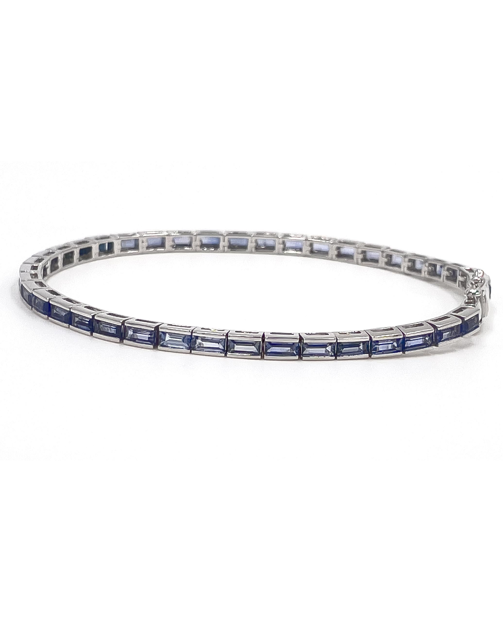 Taille émeraude Bracelet en or blanc 14 carats avec saphirs bleus dégradés en vente