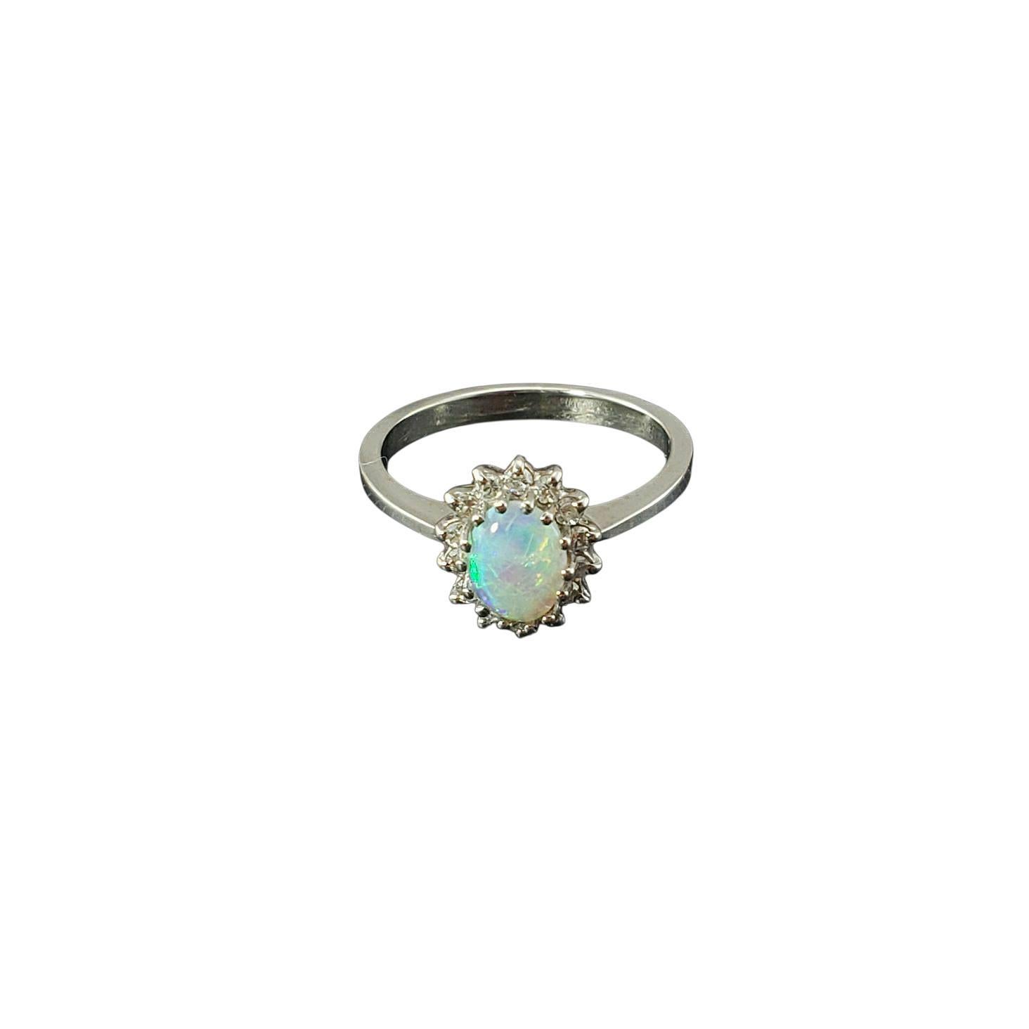 Anello in oro bianco 14K con opale e diamanti, misura 5,5

Questo elegante anello è realizzato in oro bianco 14K e presenta una luminosa opale ovale (7,8 mm x 6,2 mm) circondata da 14 diamanti rotondi taglio brillante, che aggiungono la giusta
