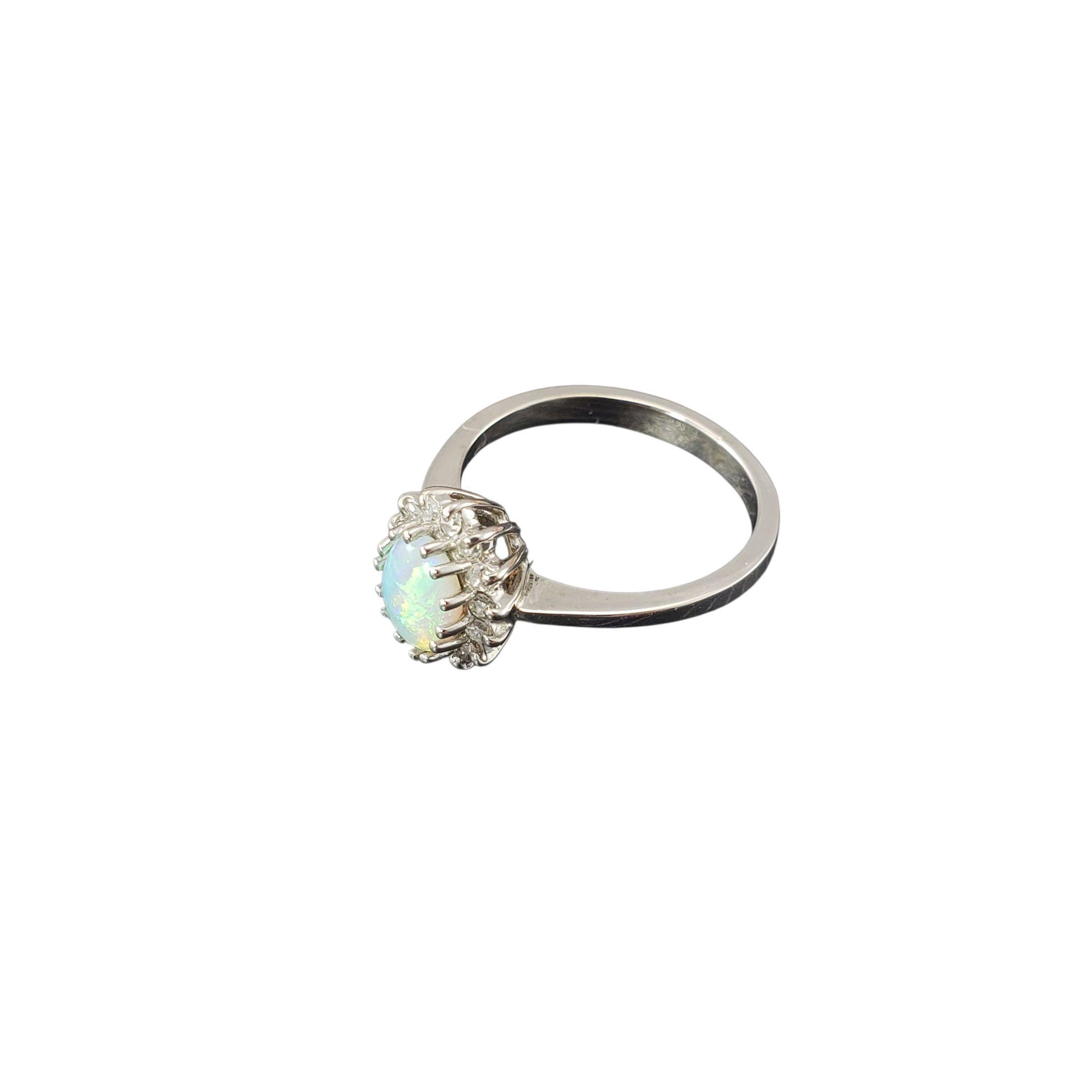 Taglio ovale Anello in oro bianco 14K con opale e diamanti misura 5,5 #23192 in vendita