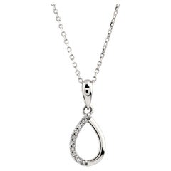 Collar con colgante de oro blanco de 14K en forma de pera abierta, con un diamante en forma de lágrima como detalle