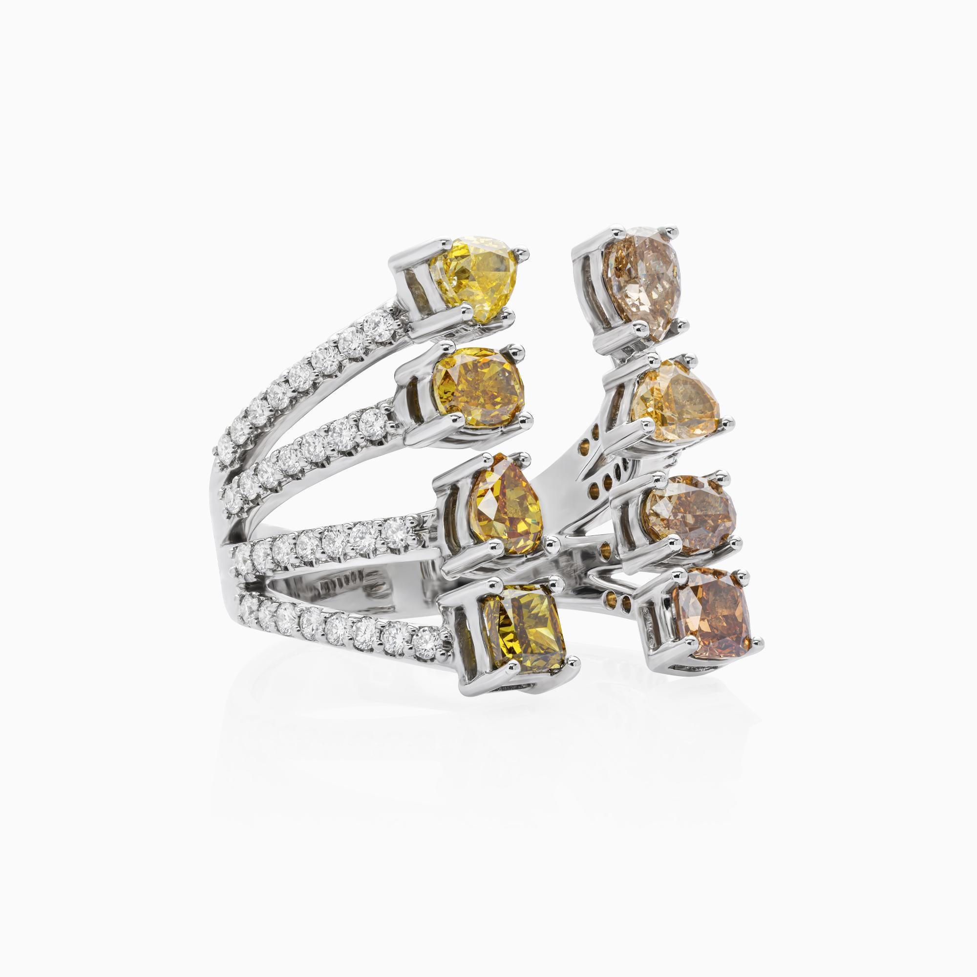 Offener Diamantring, 3,20 Karat, 14 Karat Weißgold. Dieser moderne, offene Ring ist aus 14-karätigem Weißgold gefertigt und zeigt eine kühne, skulpturale Form, die sich sanft um den Finger legt. Sein Design besteht aus zwei gegensätzlichen