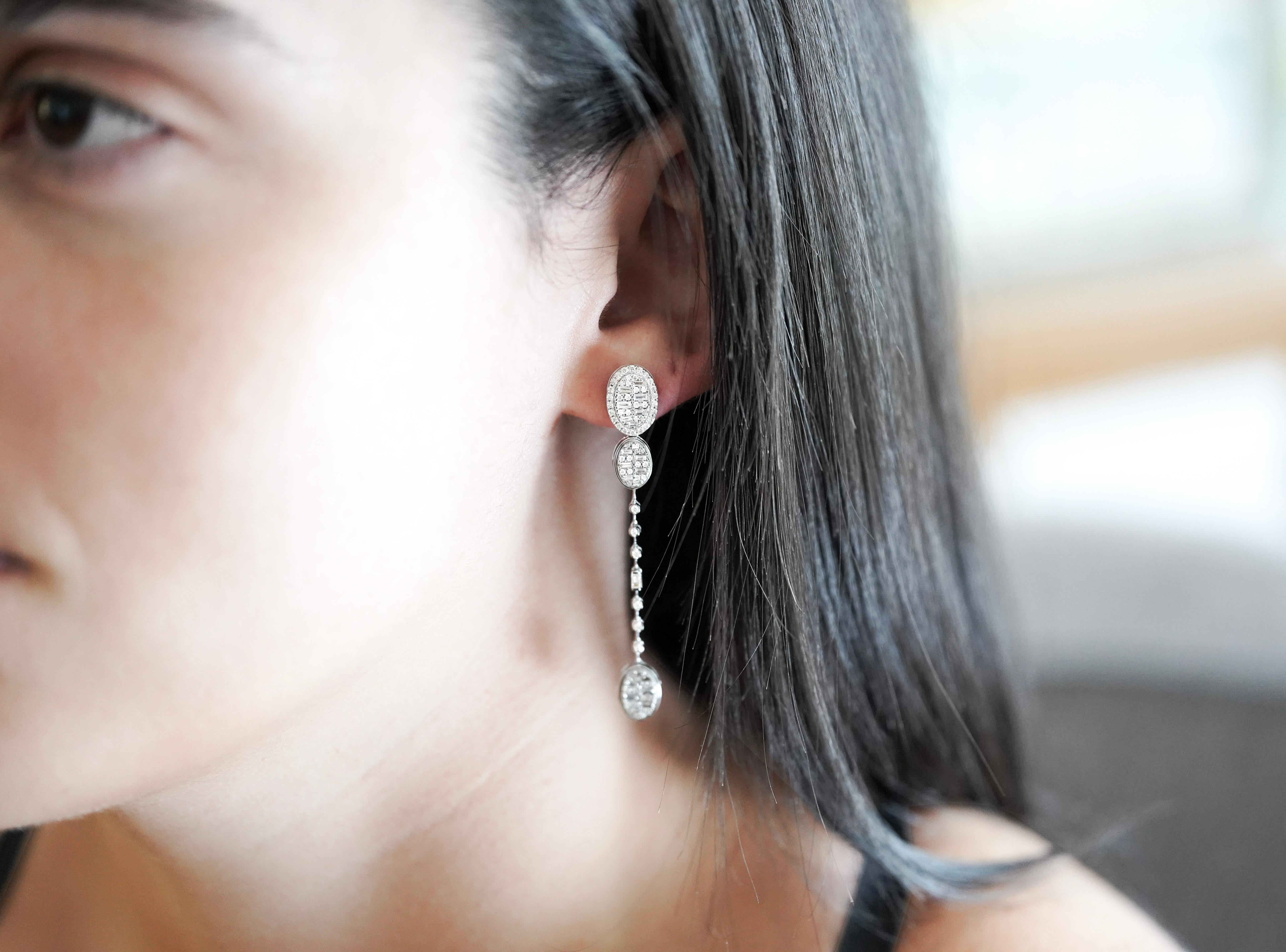 Moderno Orecchini pendenti ovali in oro bianco 14K con diamanti a grappolo da 1 carato in vendita