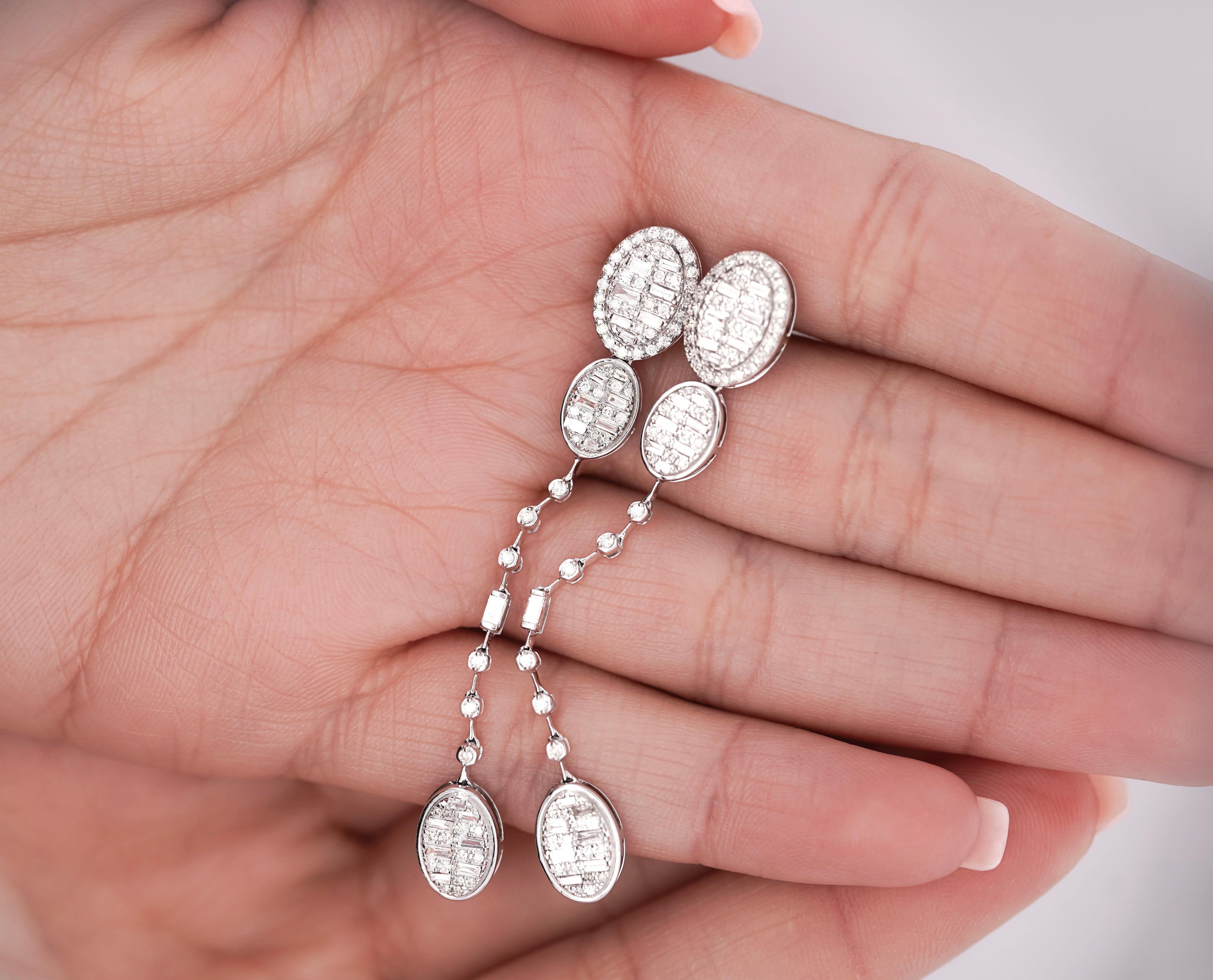 Orecchini pendenti ovali in oro bianco 14K con diamanti a grappolo da 1 carato In condizioni Nuovo in vendita a Miami, FL