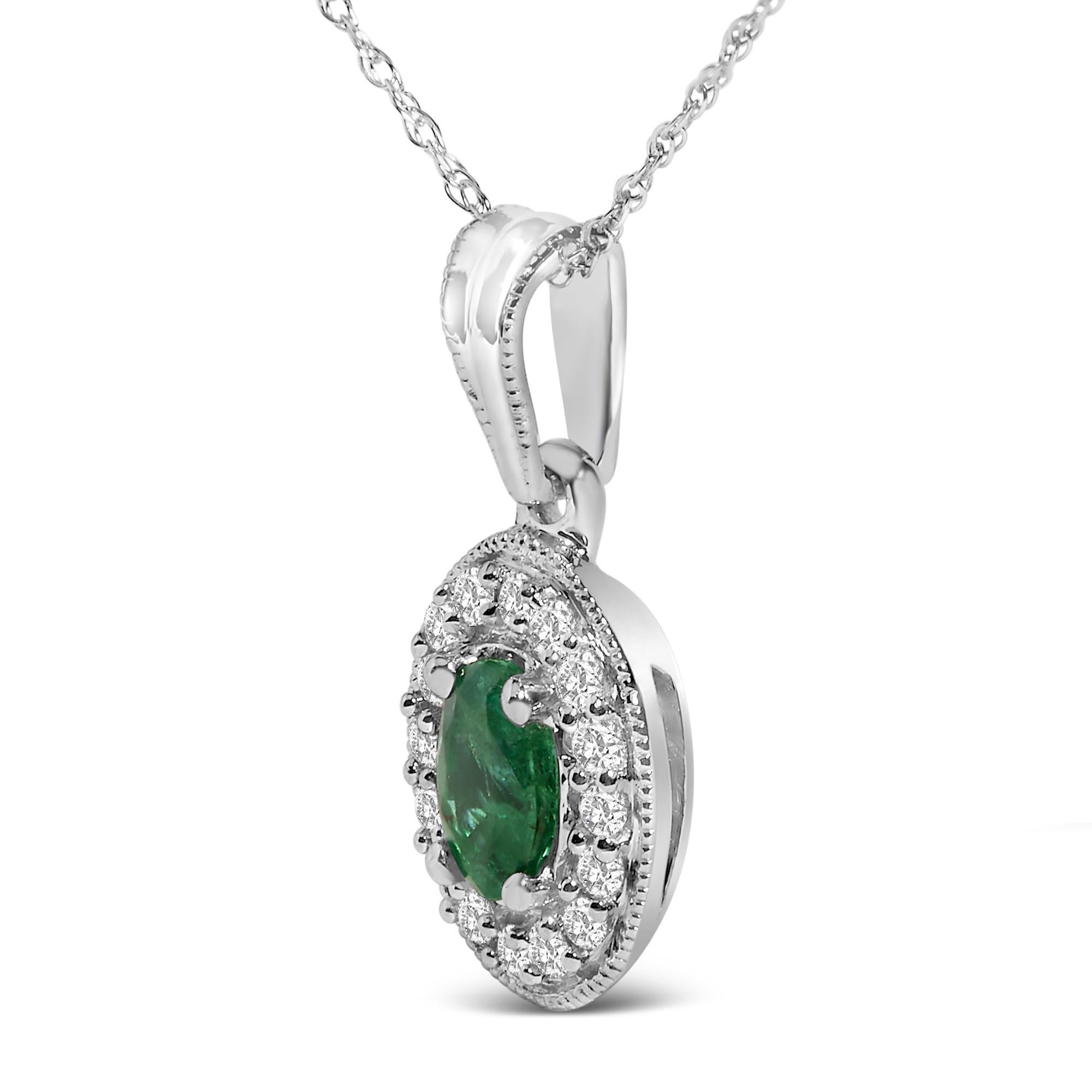 Moderne Collier pendentif en or blanc 14K avec émeraude verte ovale 6x4 MM et halo de diamants en vente