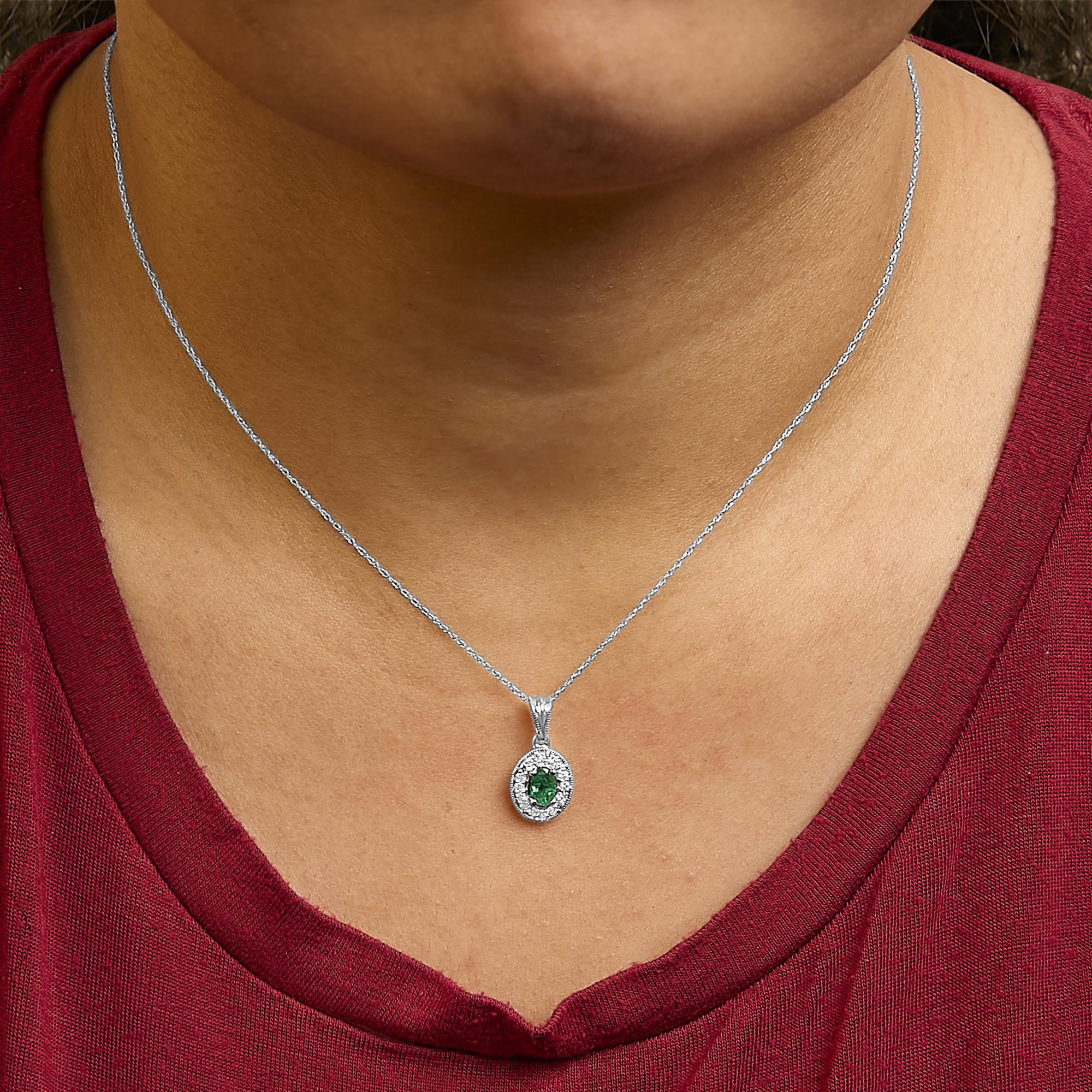 Taille ovale Collier pendentif en or blanc 14K avec émeraude verte ovale 6x4 MM et halo de diamants en vente