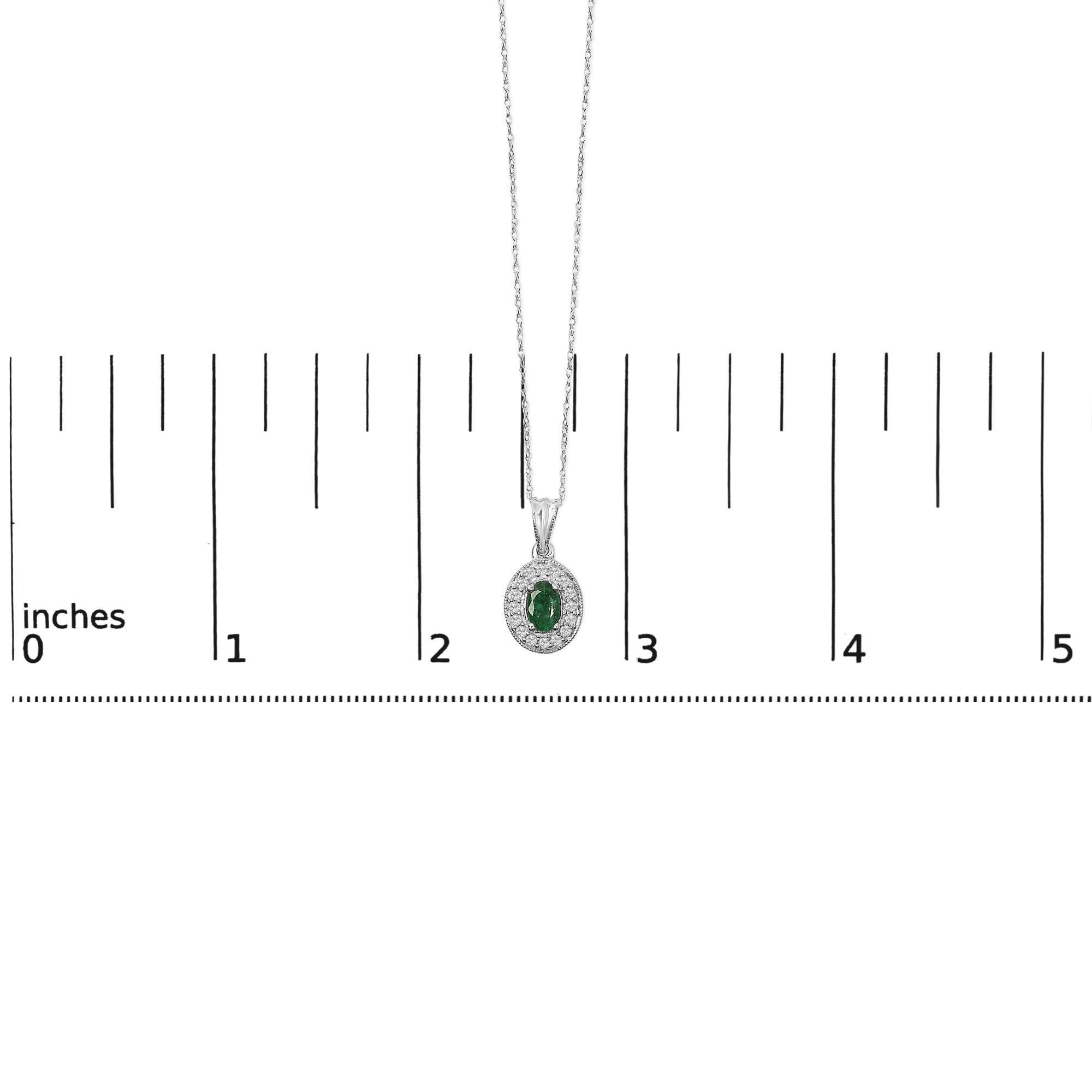 Collier pendentif en or blanc 14K avec émeraude verte ovale 6x4 MM et halo de diamants Neuf - En vente à New York, NY