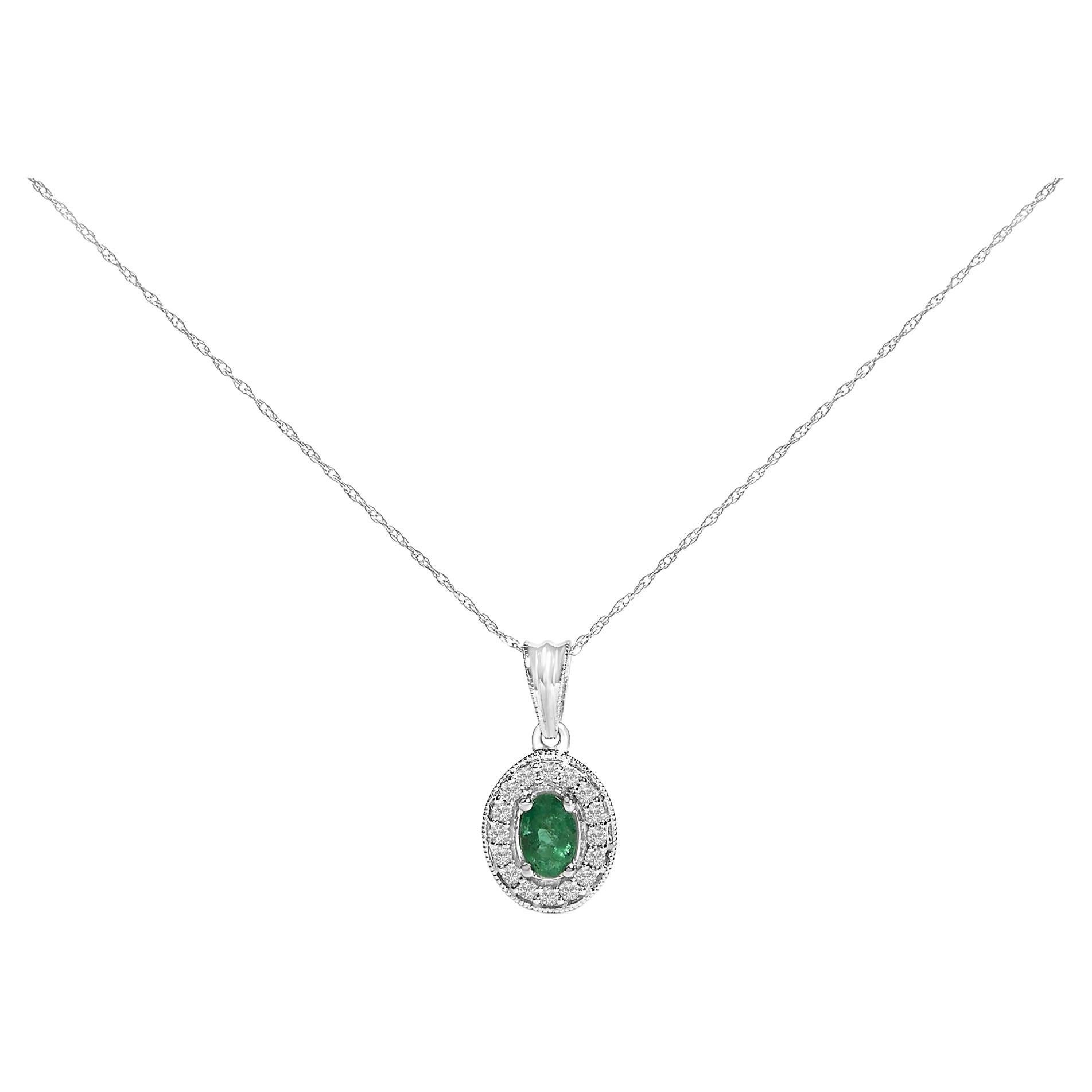 Collier pendentif en or blanc 14K avec émeraude verte ovale 6x4 MM et halo de diamants en vente