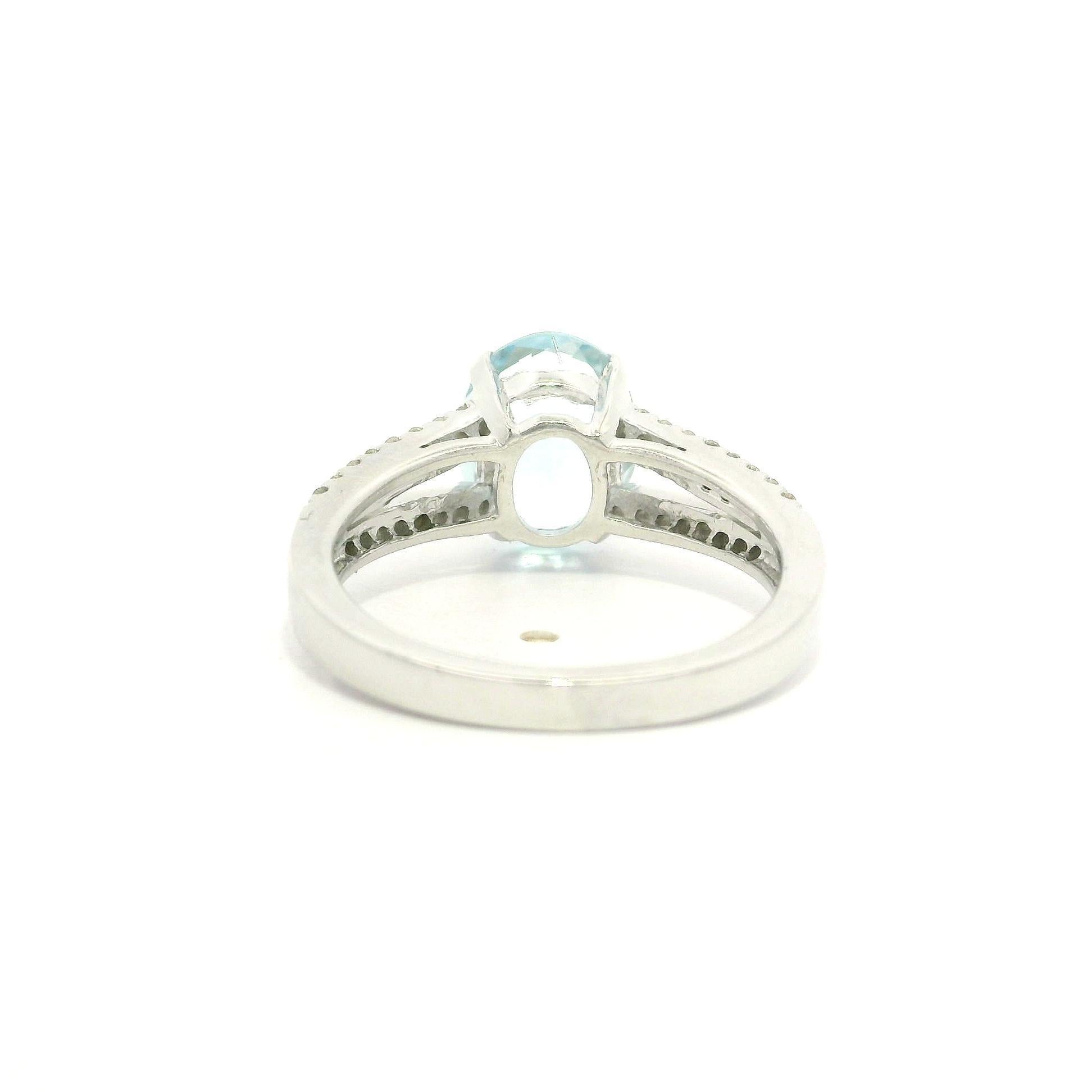 14k Weißgold Oval Aquamarin & Diamant Modern Split Shank Cocktail Ring (Ovalschliff) im Angebot