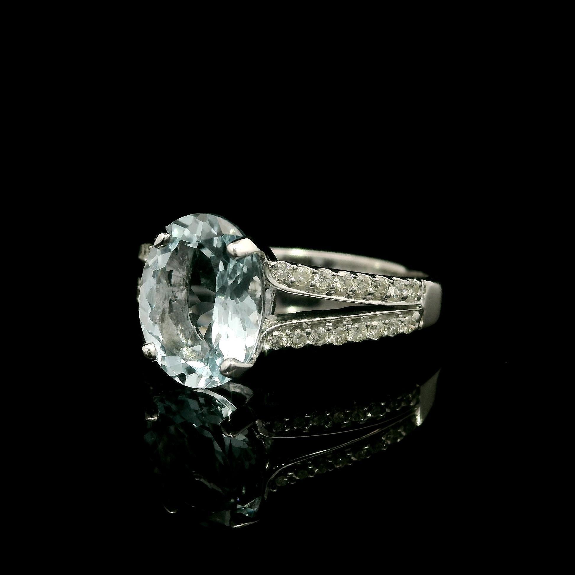 14k Weißgold Oval Aquamarin & Diamant Modern Split Shank Cocktail Ring im Angebot 2