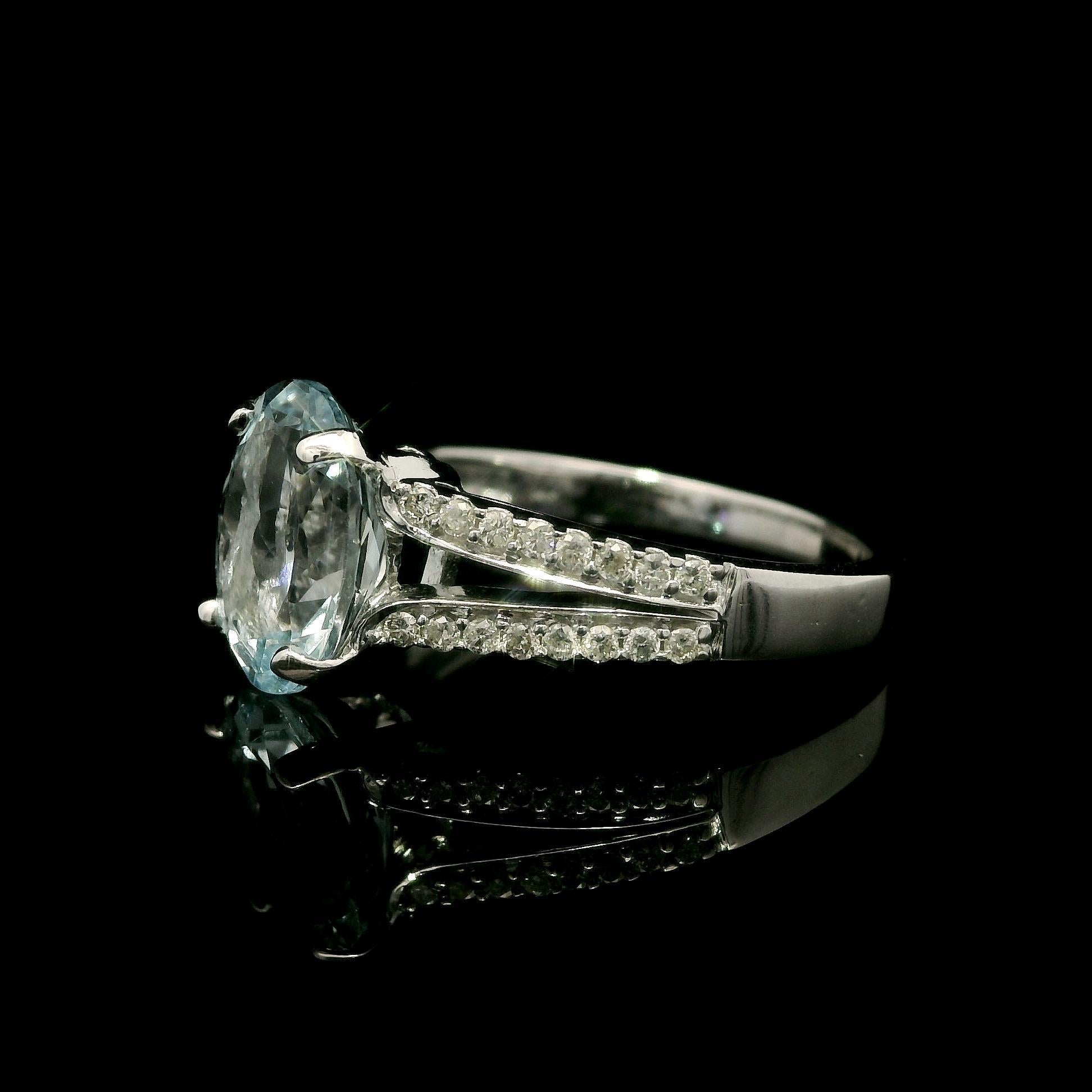 14k Weißgold Oval Aquamarin & Diamant Modern Split Shank Cocktail Ring im Angebot 3