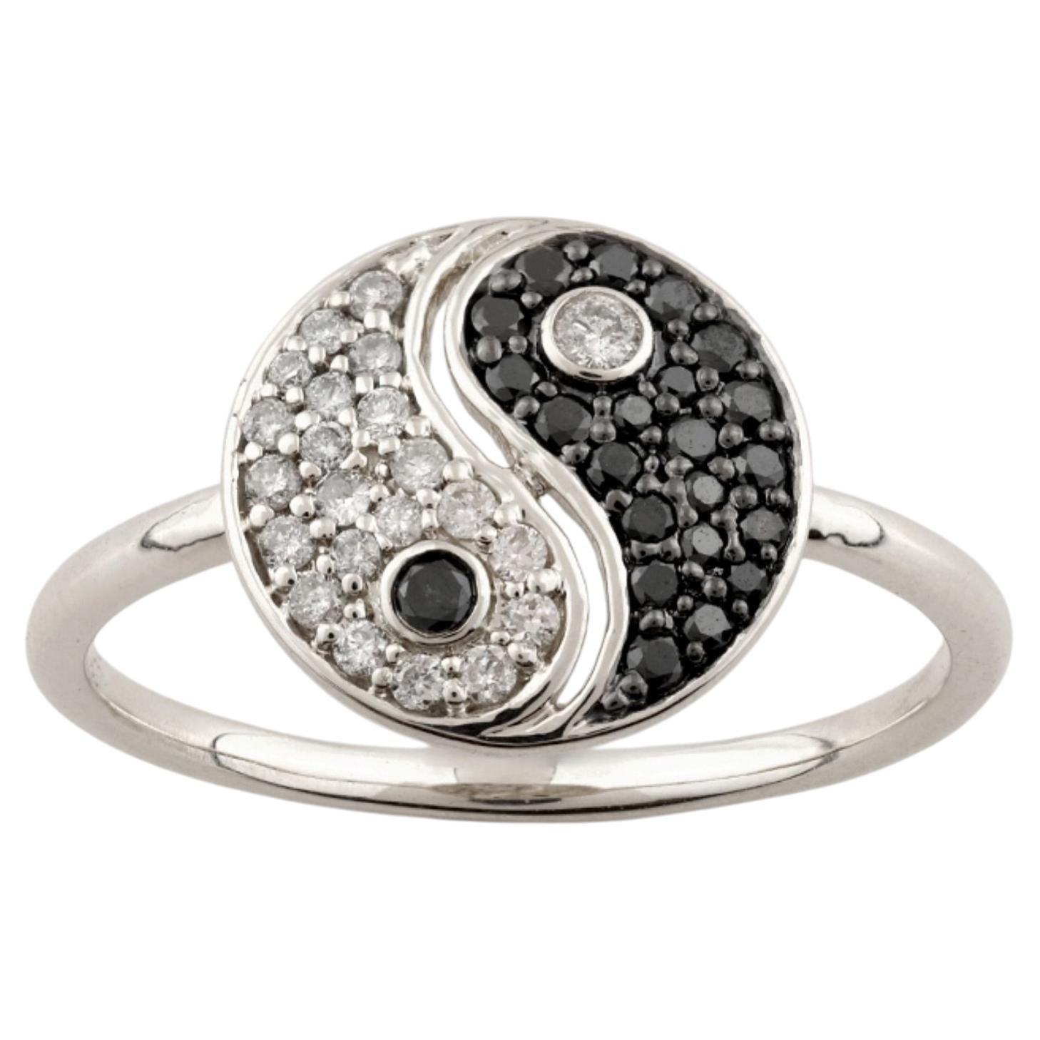 Anillo de oro blanco de 14 quilates con diamantes blancos y negros ovalados Yin Yang en venta