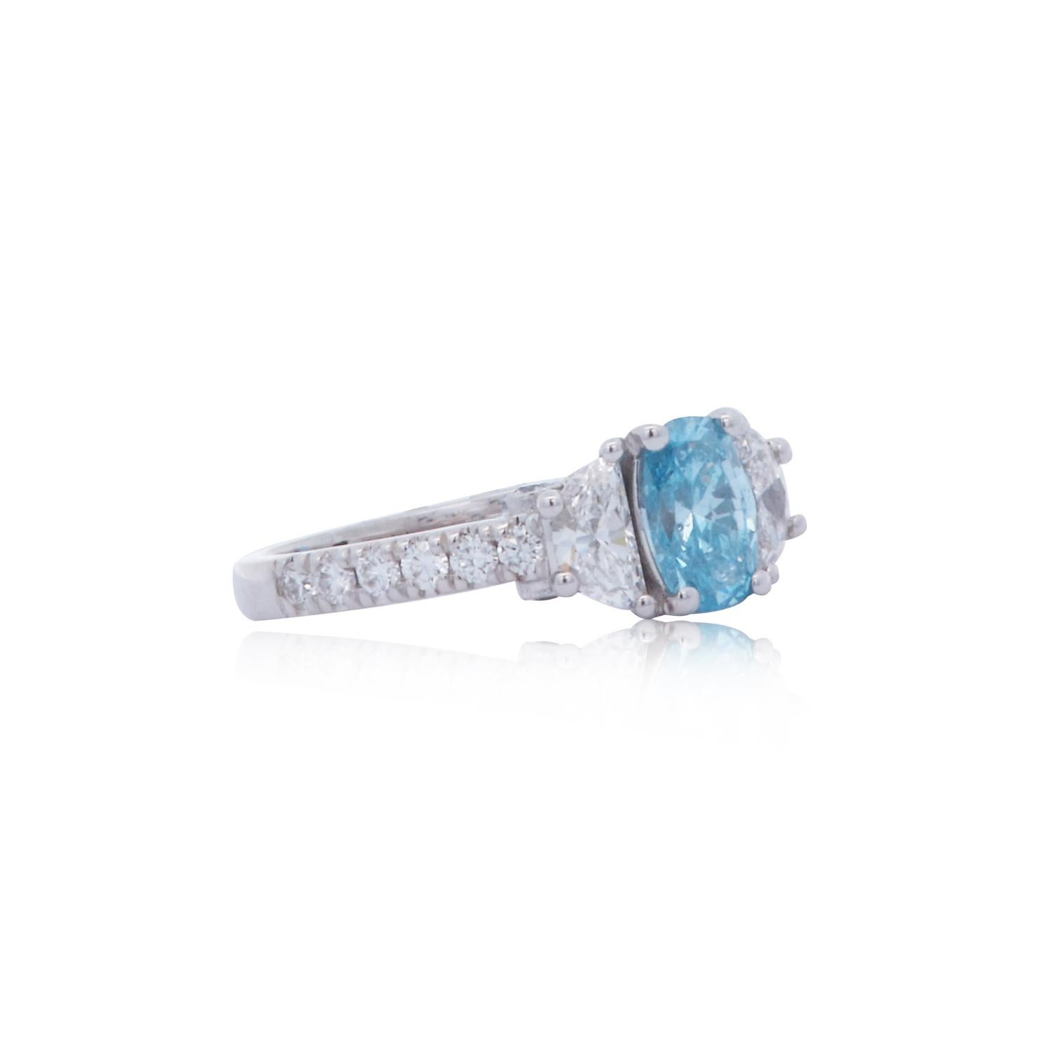 14K Weißgold

1 ovaler blauer Diamant mit etwa 0,72 Karat Gesamtgewicht

2 Halbmond-Diamanten mit 0,47 Karat Gesamtgewicht 

20 runde Diamanten mit etwa 0,45 Karat 

Farbe: H-I / Klarheit: SI 

In diesem atemberaubenden Schmuckstück trifft feines,