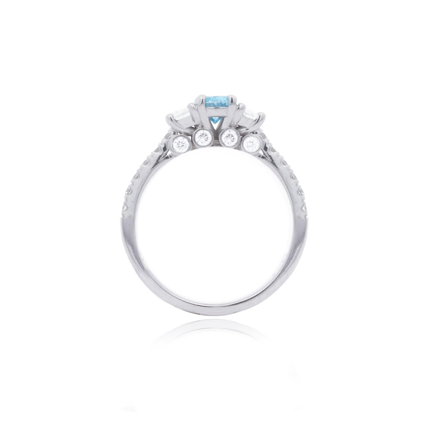 14k Weißgold Oval Blauer Diamant-Ring mit drei Steinen (Zeitgenössisch) im Angebot