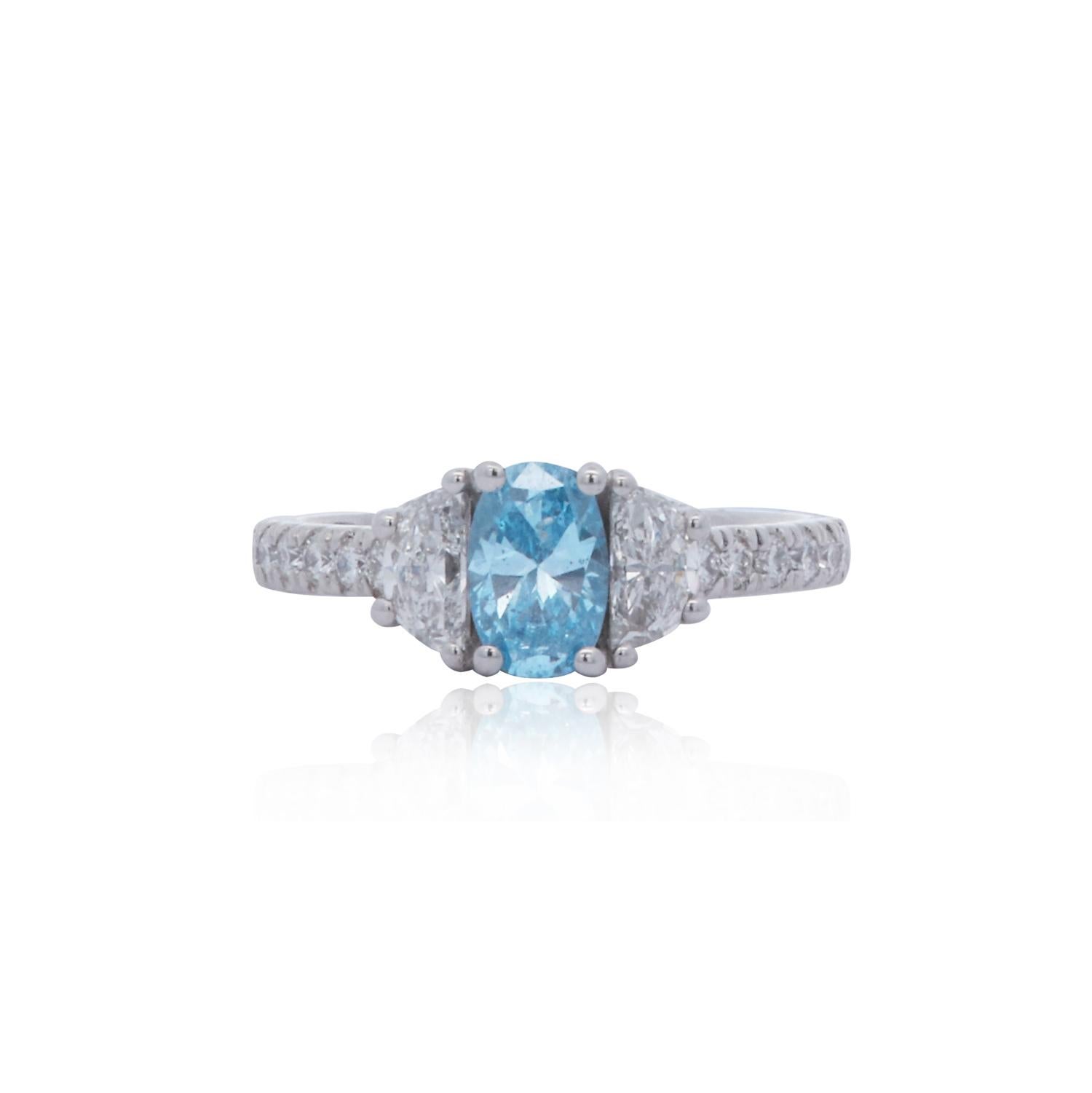 14k Weißgold Oval Blauer Diamant-Ring mit drei Steinen im Zustand „Neu“ im Angebot in GREAT NECK, NY