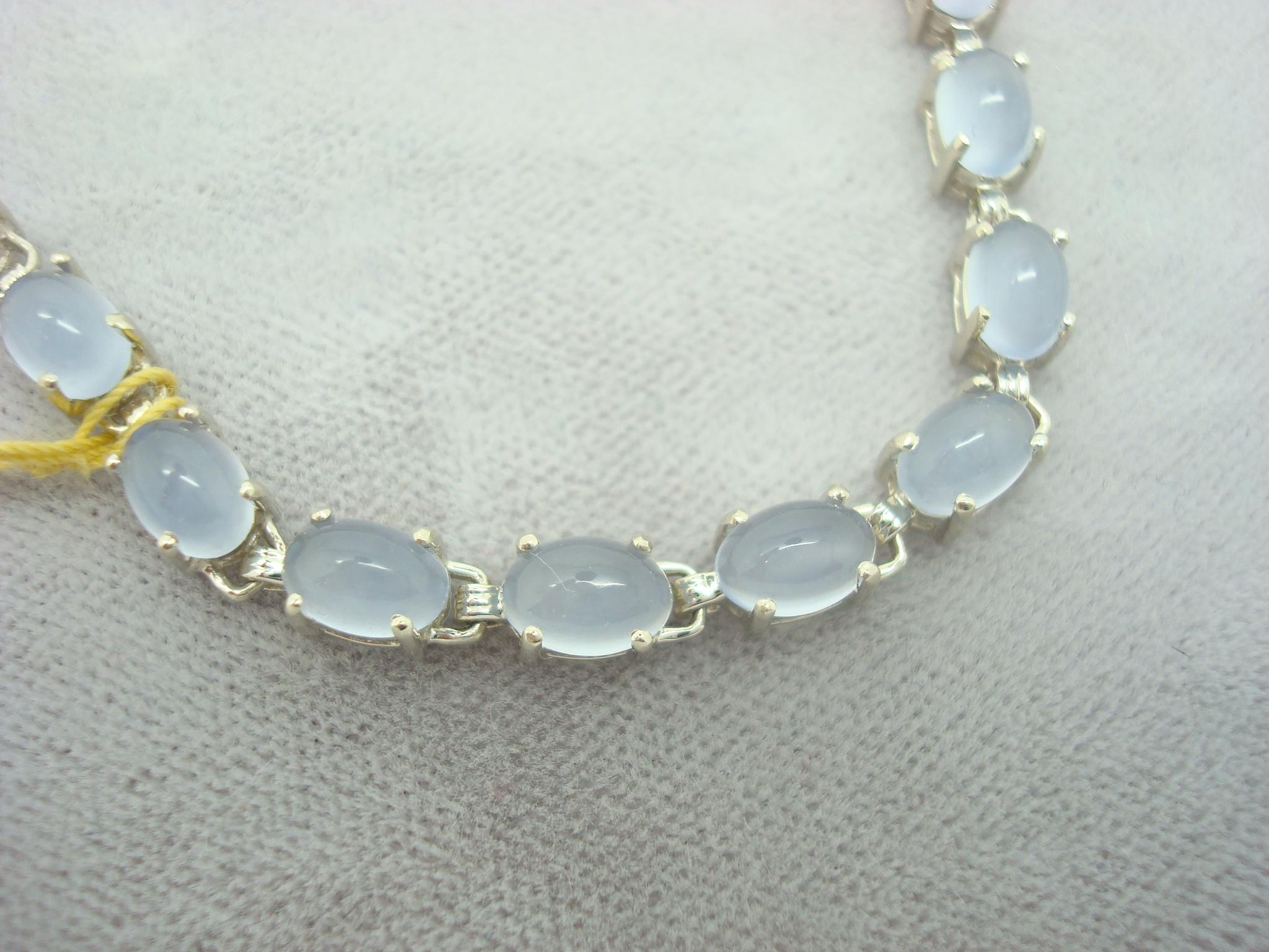 14k Weißgold Oval Blau-Grau Echte Natürliche Chalcedon Armband (#J2113) 

Schönes Armband aus 14 Karat Weißgold mit dreiundzwanzig ovalen Chalcedon-Cabochons. Sie haben eine hellblaue/graue Farbe. Die Chalcedonsteine messen 6x4mm. Die Länge des
