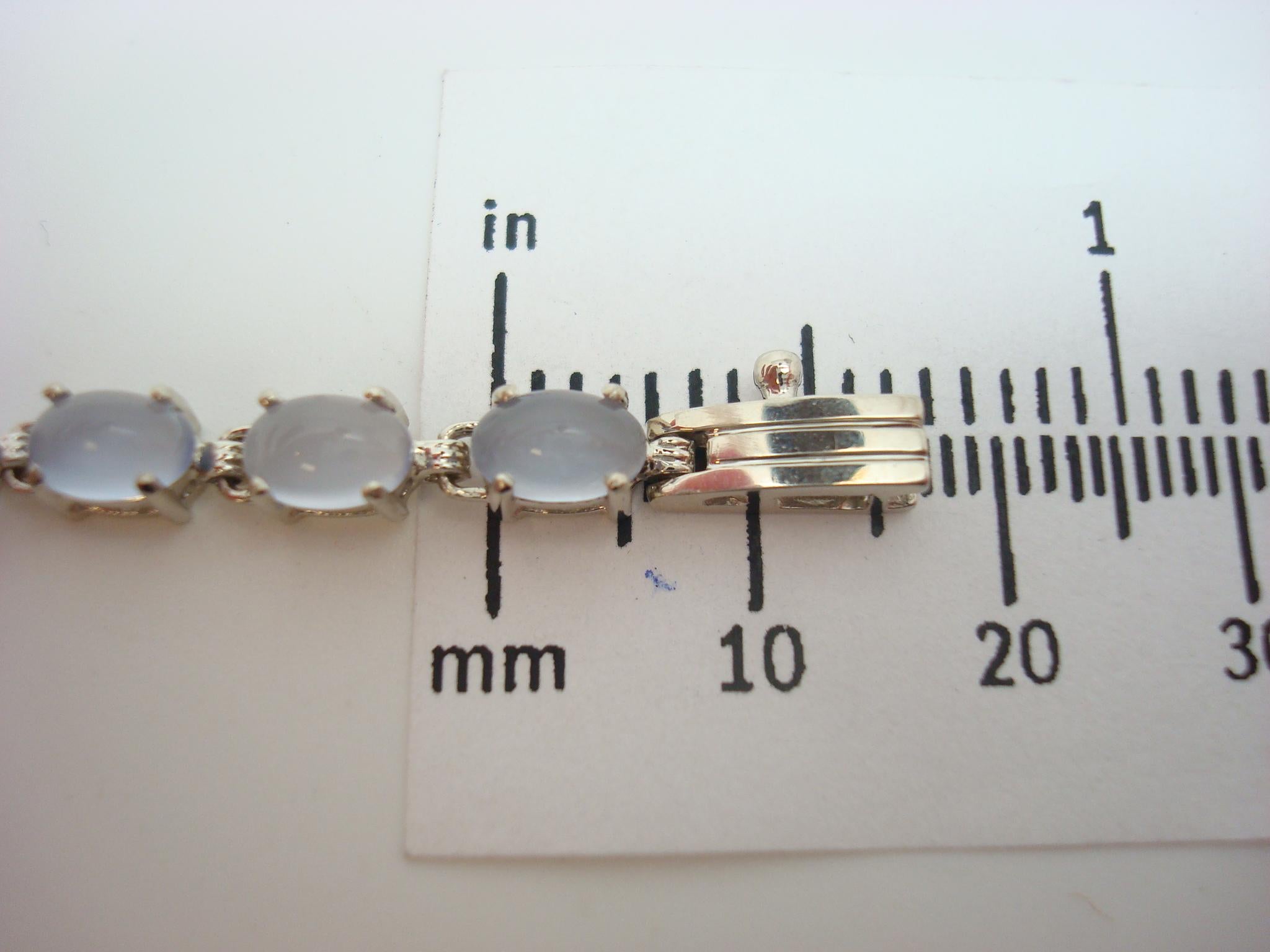 Armband aus 14 Karat Weißgold, oval, blau-grau, echtes natürliches Chalcedon '#J2113' im Zustand „Hervorragend“ in Big Bend, WI