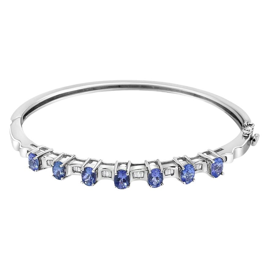 Brazalete de oro blanco de 14 quilates con tanzanita azul ovalada y diamante de 1/4 qt en venta