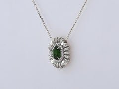 Collar con colgante de oro blanco de 14K con diopsido cromado ovalado y halo de diamantes