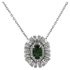 Collar con colgante de oro blanco de 14K con diopsido cromado ovalado y halo de diamantes