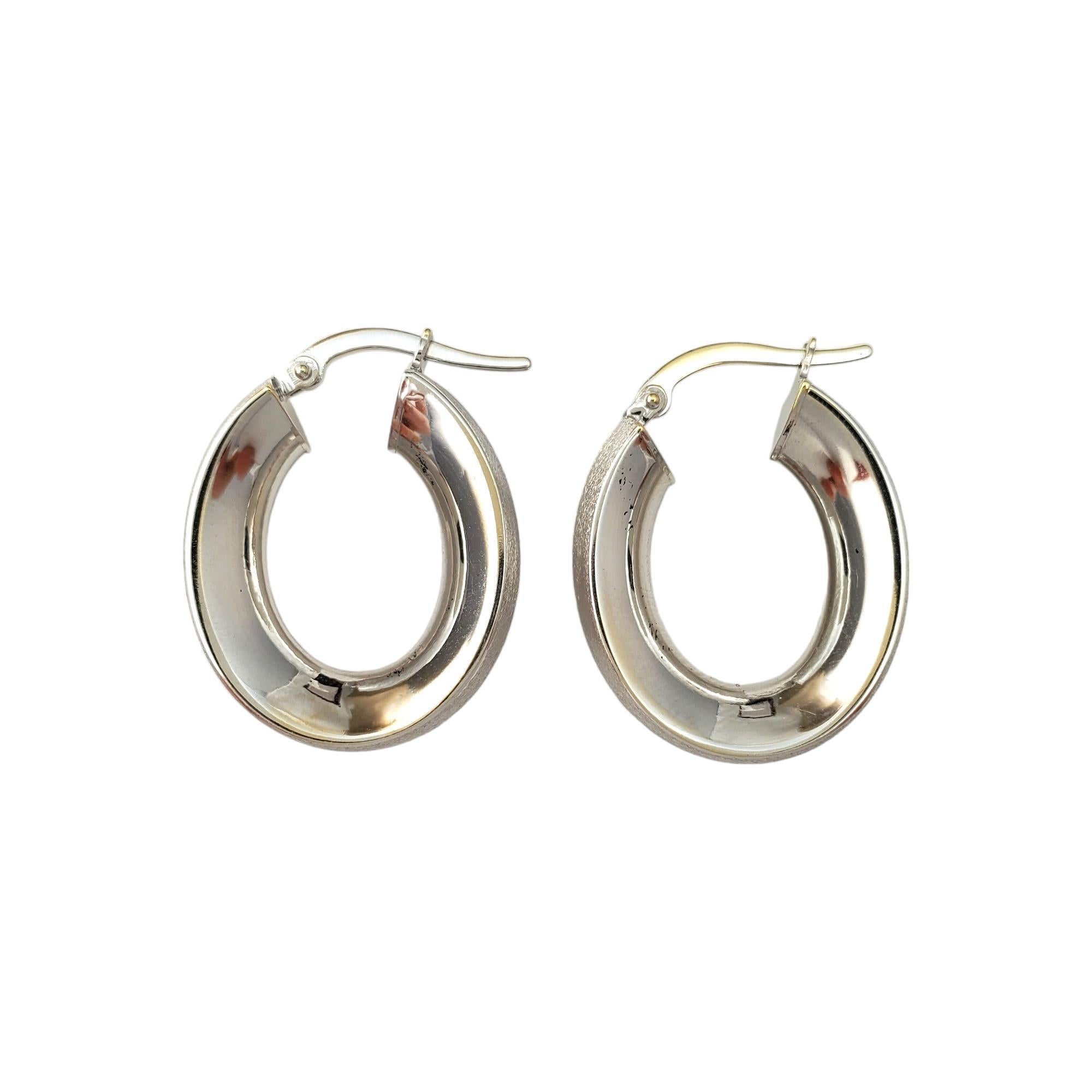 14K White Gold Oval Hammered Concave Hoop Earrings -

These stunning earrings are a classy accessory.

Size:  22.96 mm X 19.97 mm X 4.97 mm

Weight:  1.9 dwt. /  3.0 gr.

Marked:  14K  ITALY

Very good condition, professionally polished.

Will come