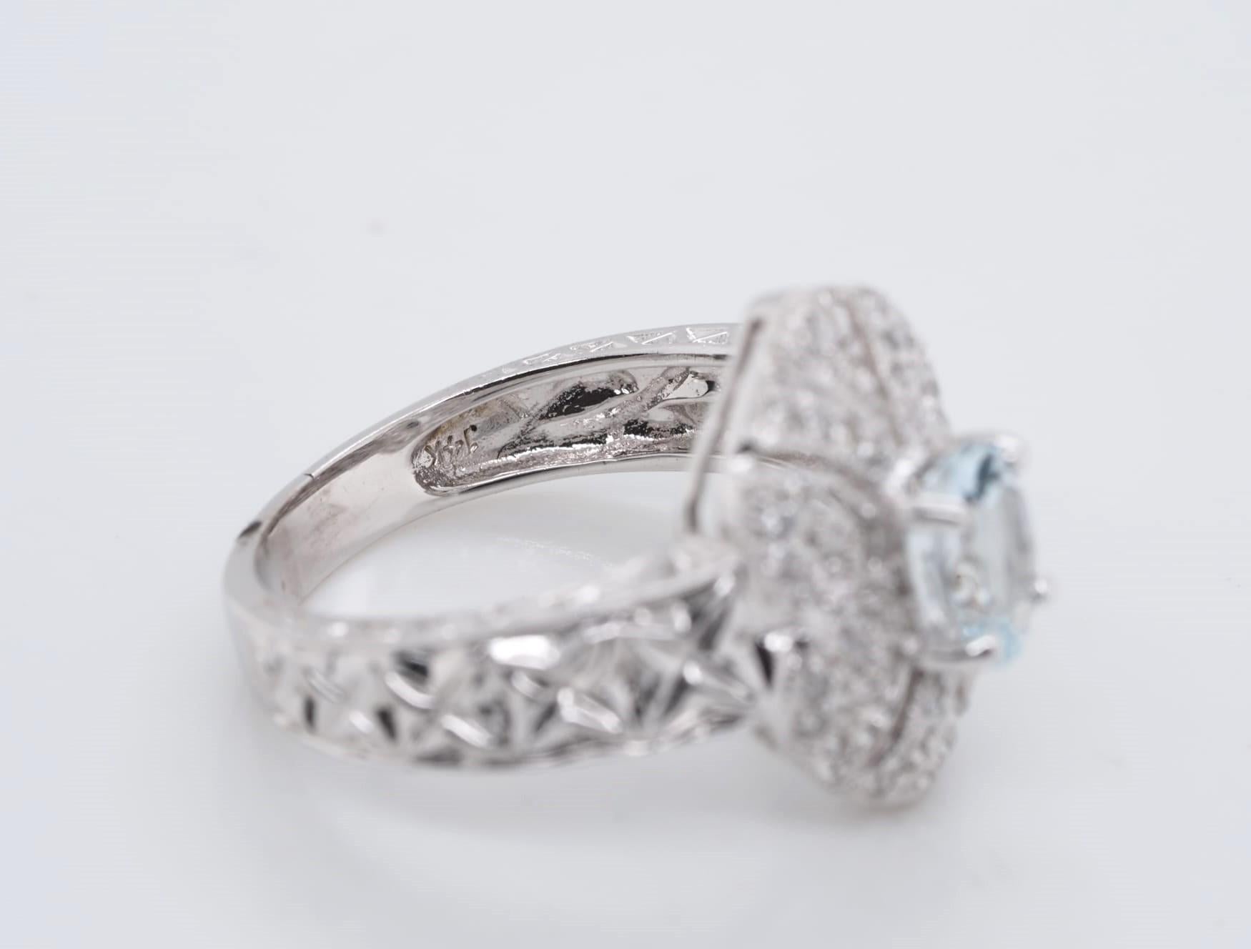 14k White Gold Oval Cut Blue Aquamarine & Round Cut Diamonds Ring In Good Condition For Sale In Addison, TX