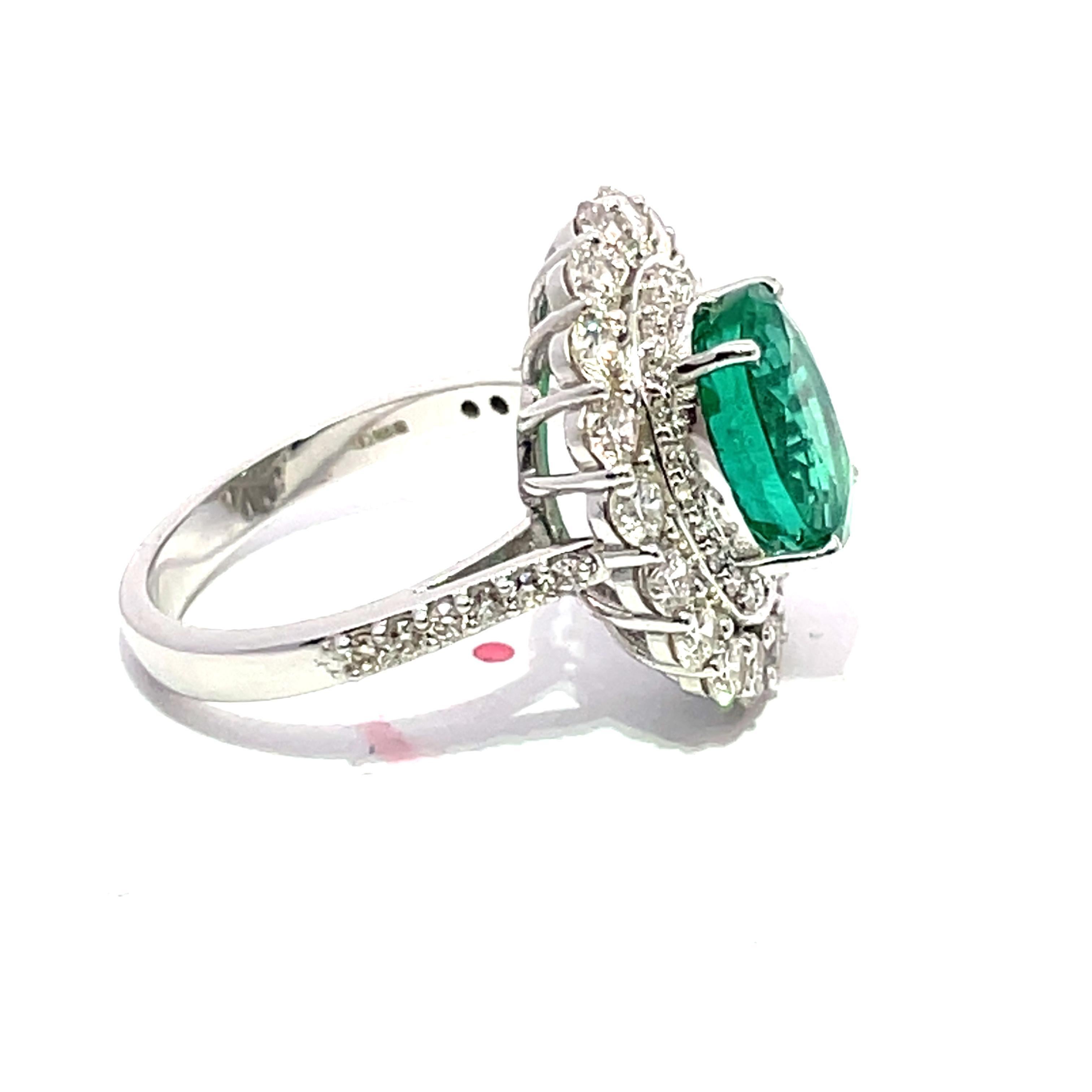 Moderno Anello con diamante e smeraldo taglio ovale in oro bianco 14k in vendita