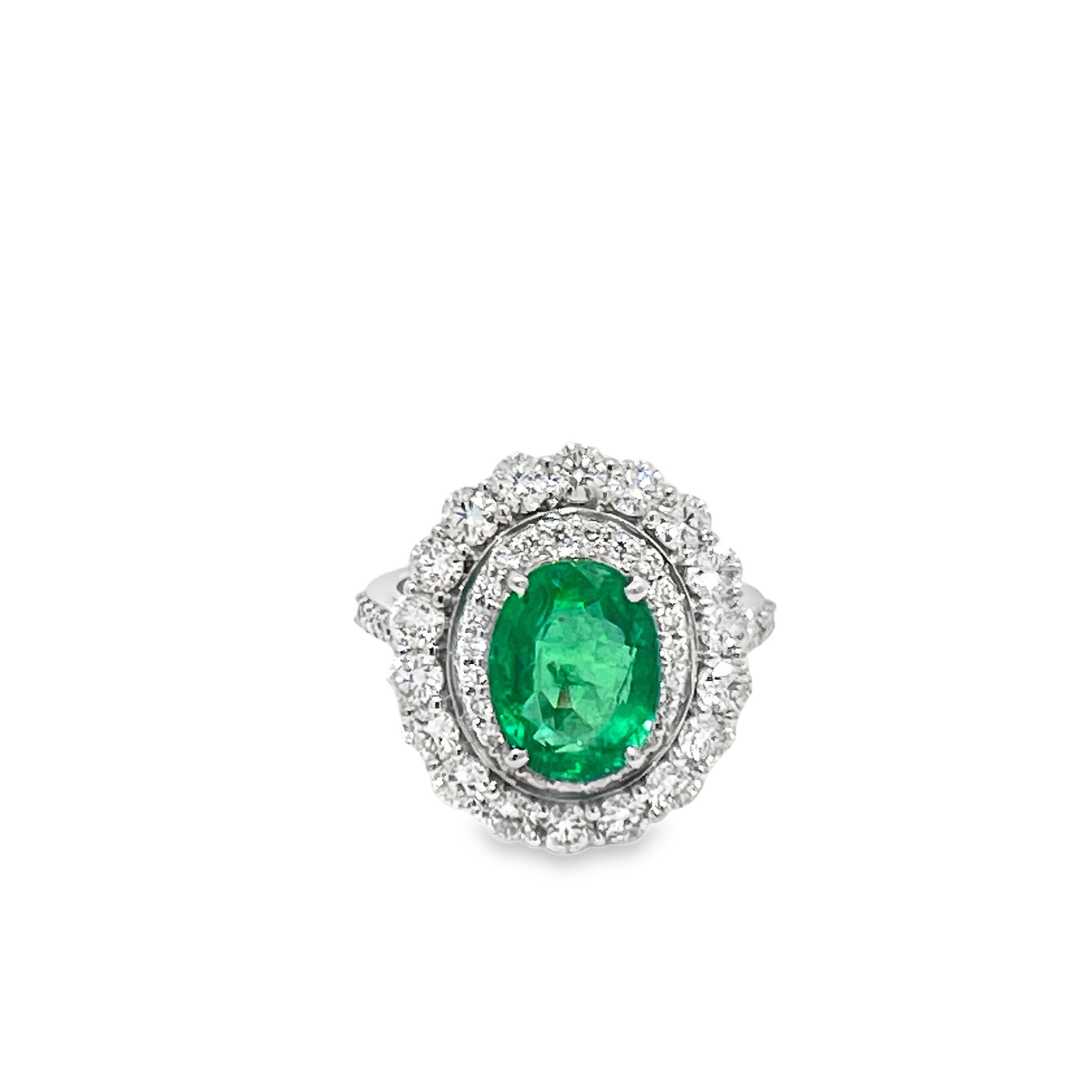 Anello con diamante e smeraldo taglio ovale in oro bianco 14k In condizioni ottime in vendita a New York, NY