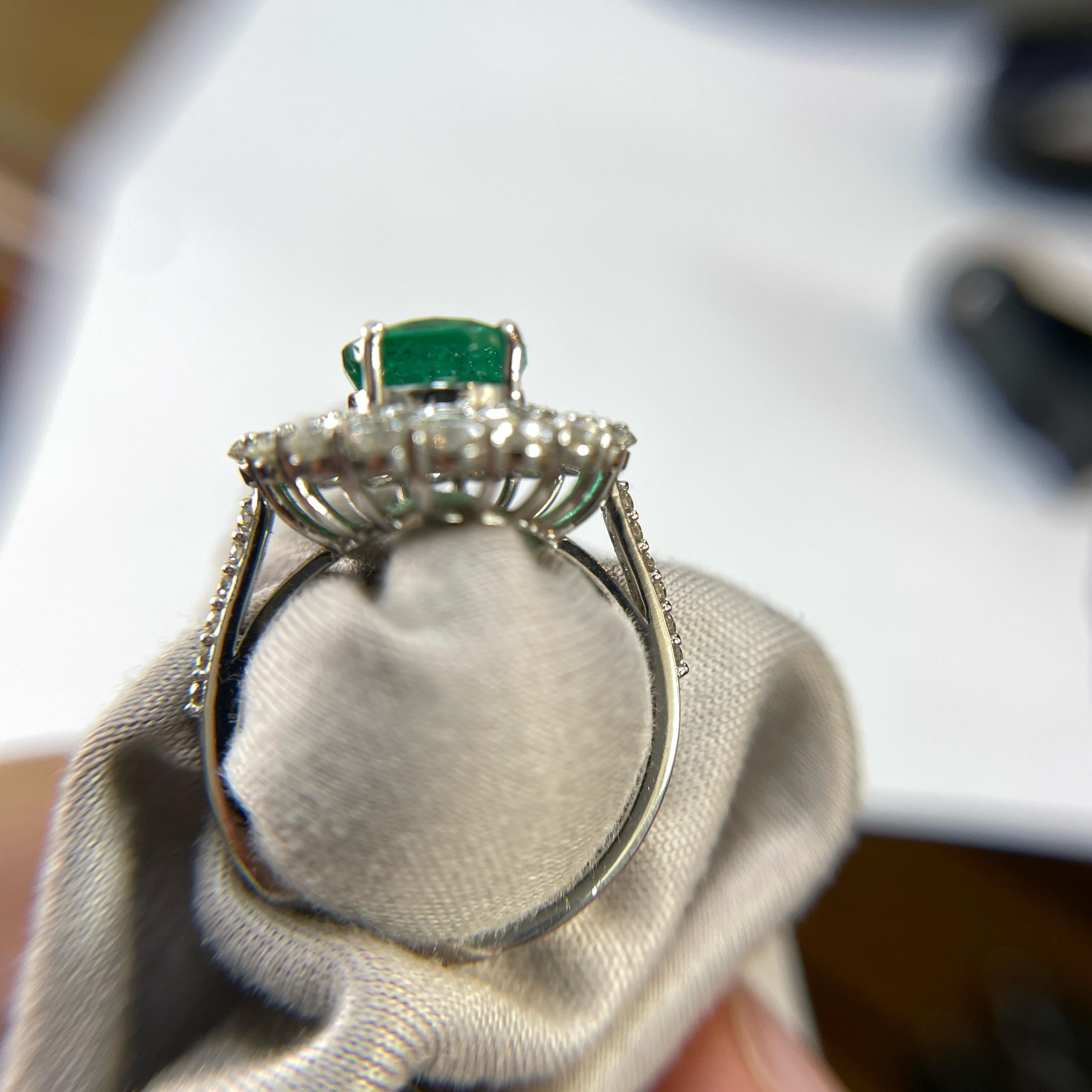 Donna Anello con diamante e smeraldo taglio ovale in oro bianco 14k in vendita