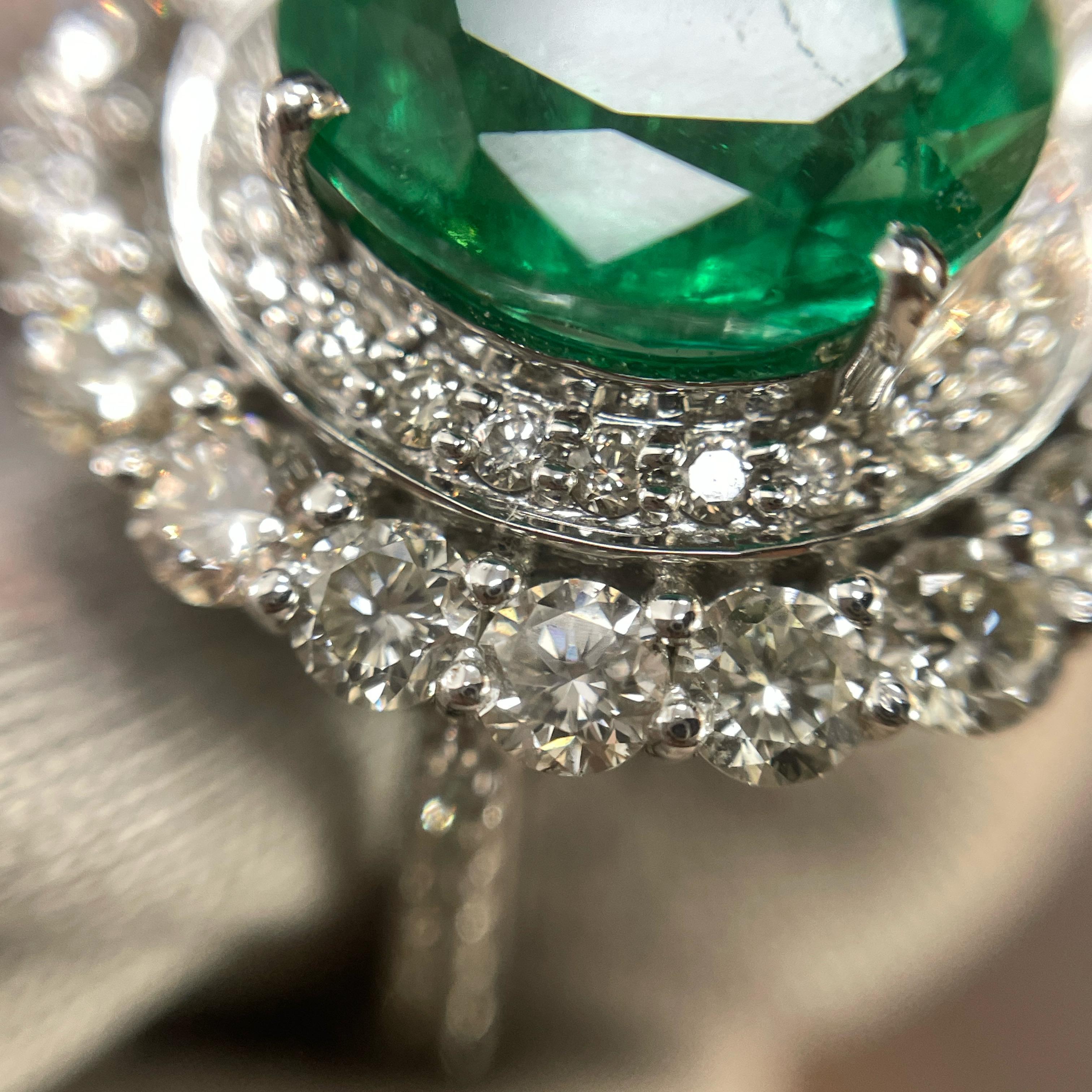Anello con diamante e smeraldo taglio ovale in oro bianco 14k in vendita 2