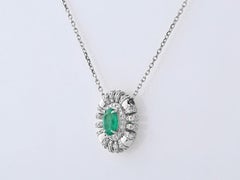 Halskette mit Anhänger aus 14-karätigem Weißgold in ovaler Form mit Smaragd und Diamanten im Halo-Design