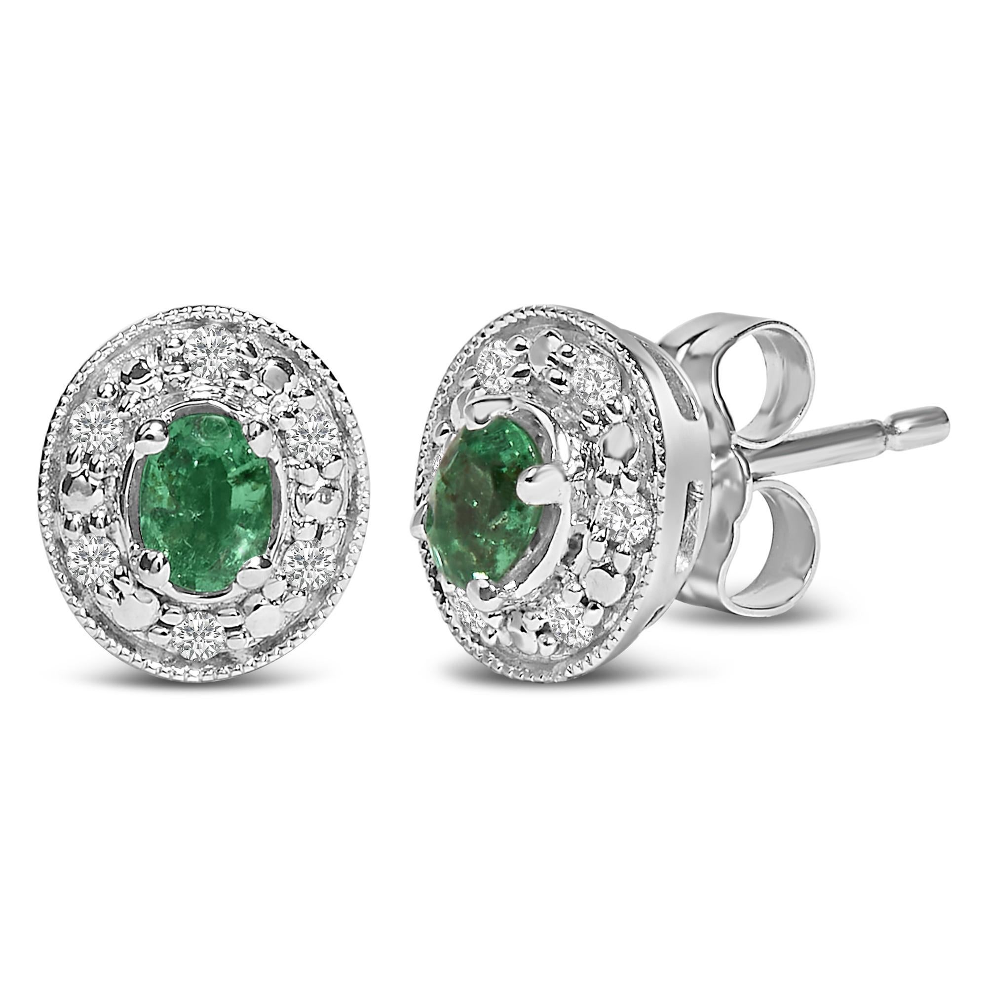 Envuelve tus orejas en el esplendor de la exuberante naturaleza con estos exquisitos pendientes, cada uno de ellos centrado con una esmeralda verde natural mejorada con aceite, tallada meticulosamente en un óvalo impecable de 3x4 mm. Estas gemas