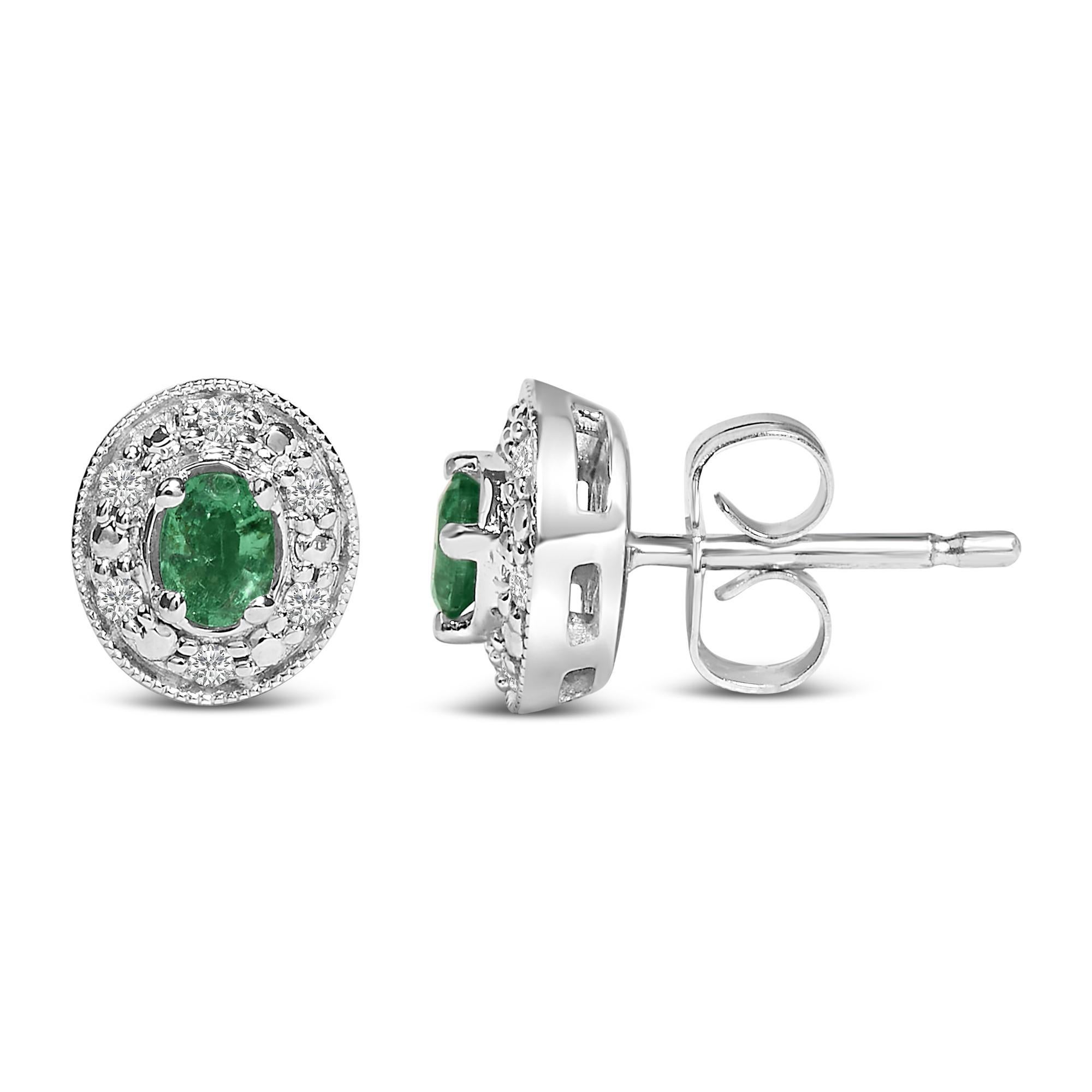 Pendientes de oro blanco de 14 quilates con esmeralda verde ovalada y halo de diamantes de 1/10 qt Moderno en venta