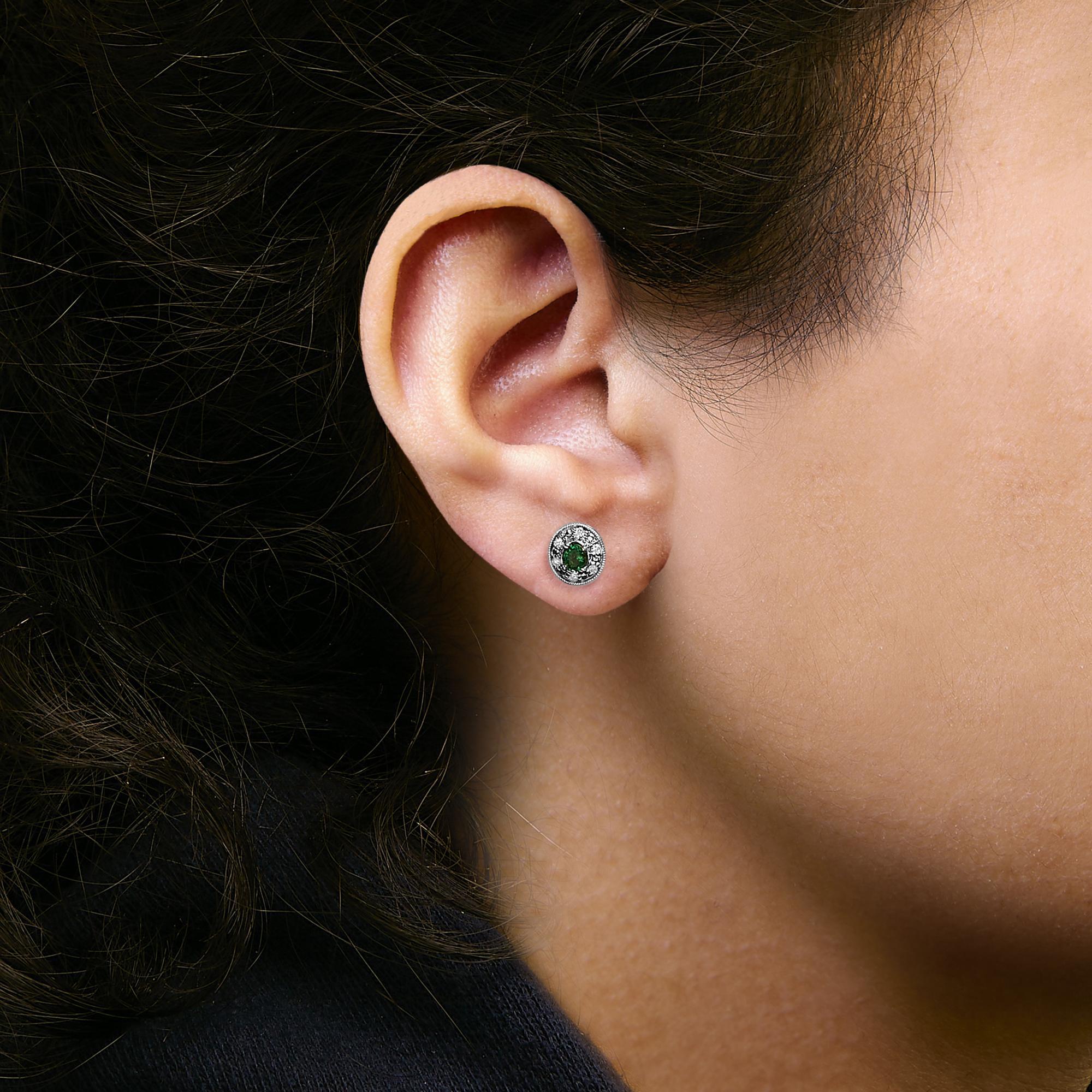Pendientes de oro blanco de 14 quilates con esmeralda verde ovalada y halo de diamantes de 1/10 qt Corte oval en venta