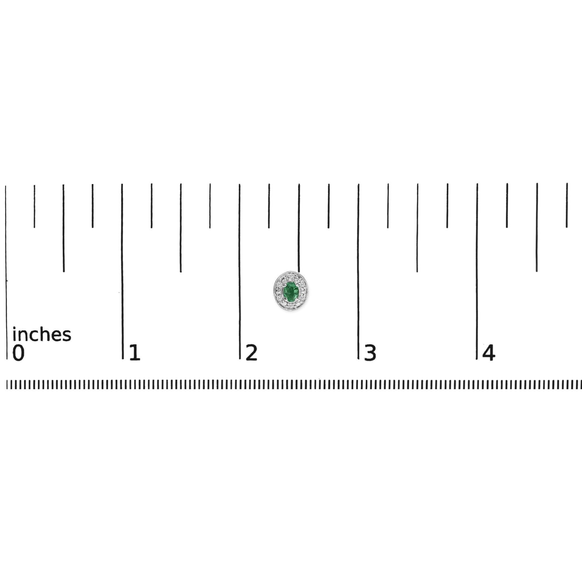 Pendientes de oro blanco de 14 quilates con esmeralda verde ovalada y halo de diamantes de 1/10 qt en Nuevo estado para la venta en New York, NY