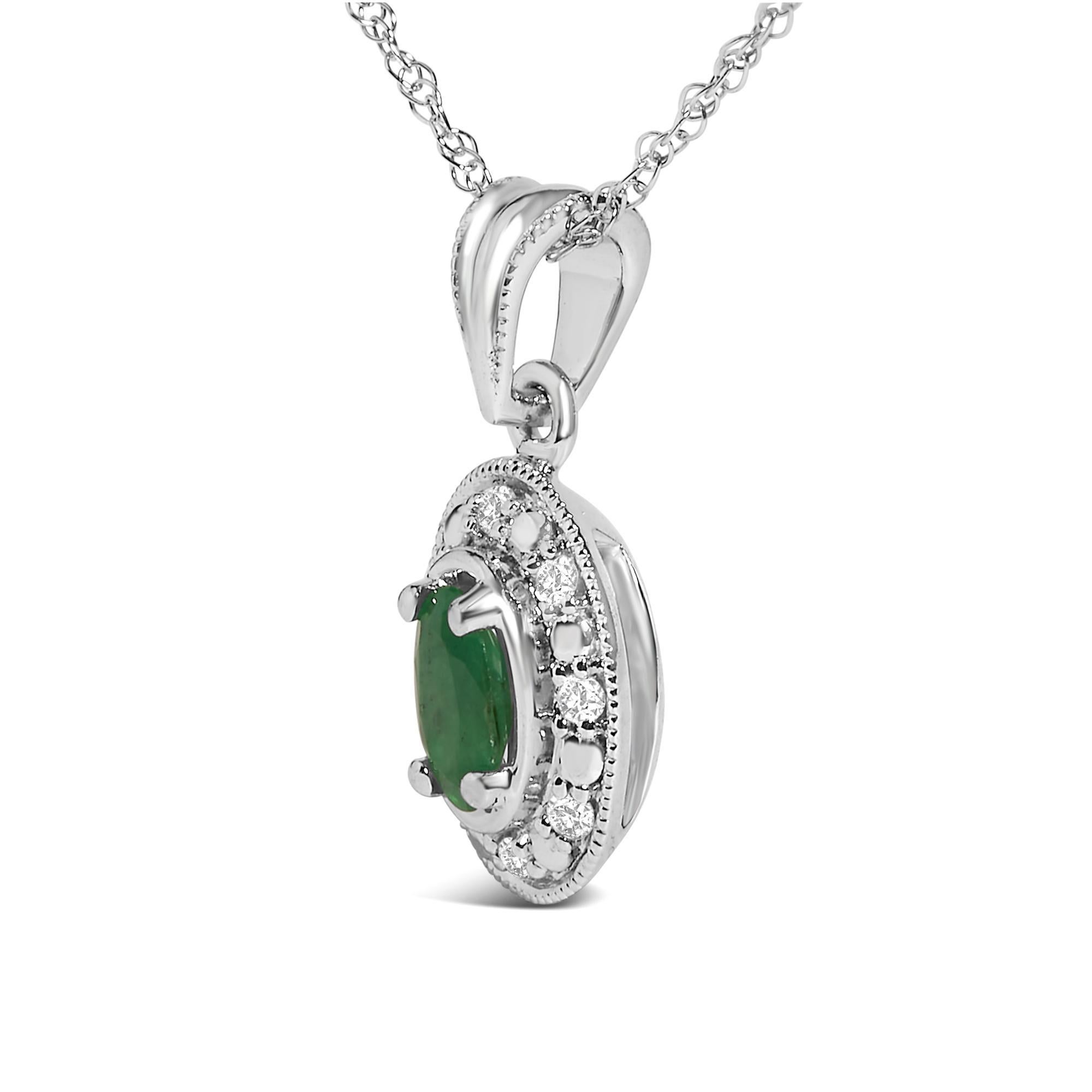 Moderne Collier pendentif halo en or blanc 14K avec émeraude verte ovale et diamant - 18