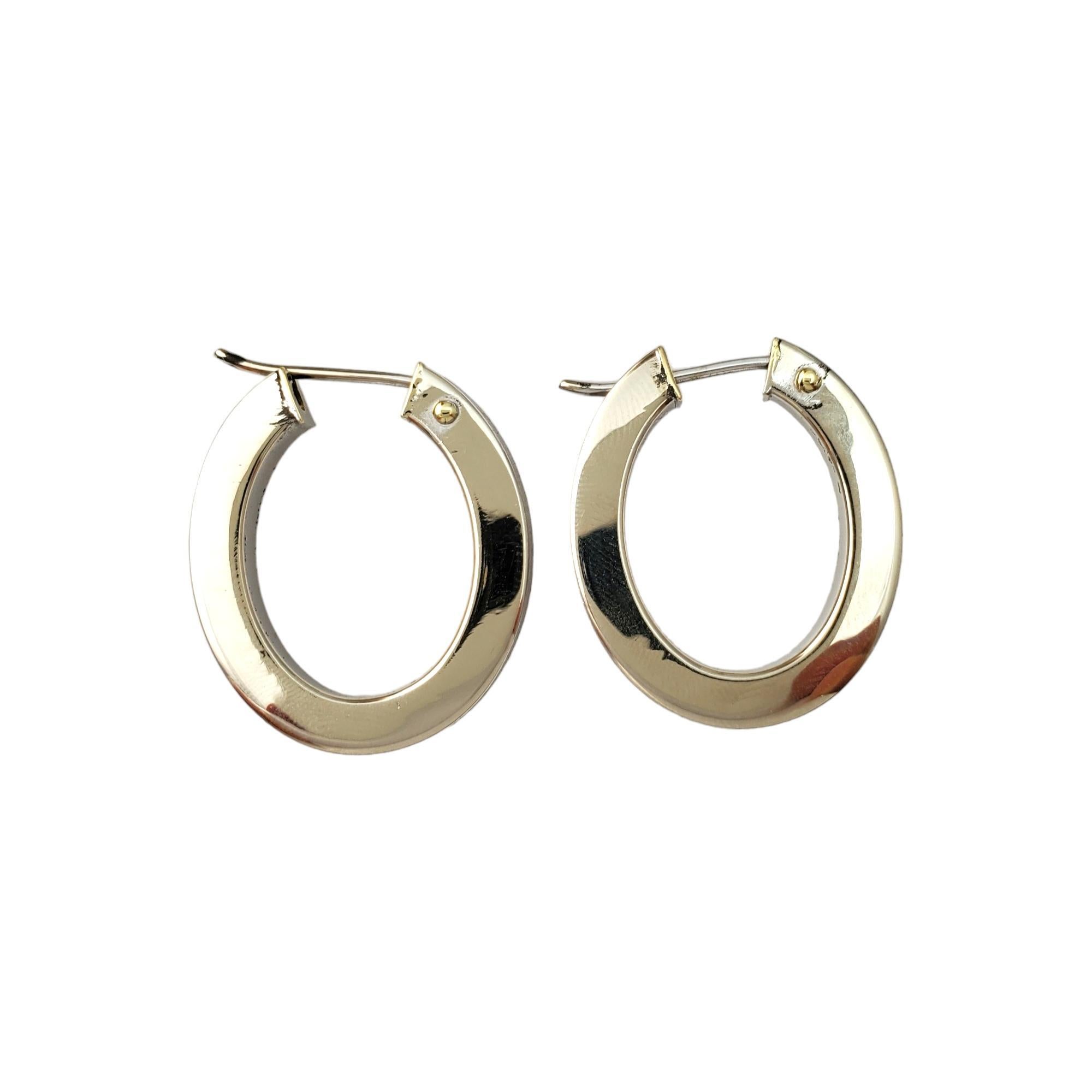 14K White Gold Oval Hammered Hoop Earrings -

These classic hoop earrings are perfect for every occasion. 

Size:  26.2 mm X 22.3 mm X 4.08 mm

Weight:  2.8 dwt. /  4.47 gr.

Marked:  585 ITALY 

Very good condition, professionally polished.

Will
