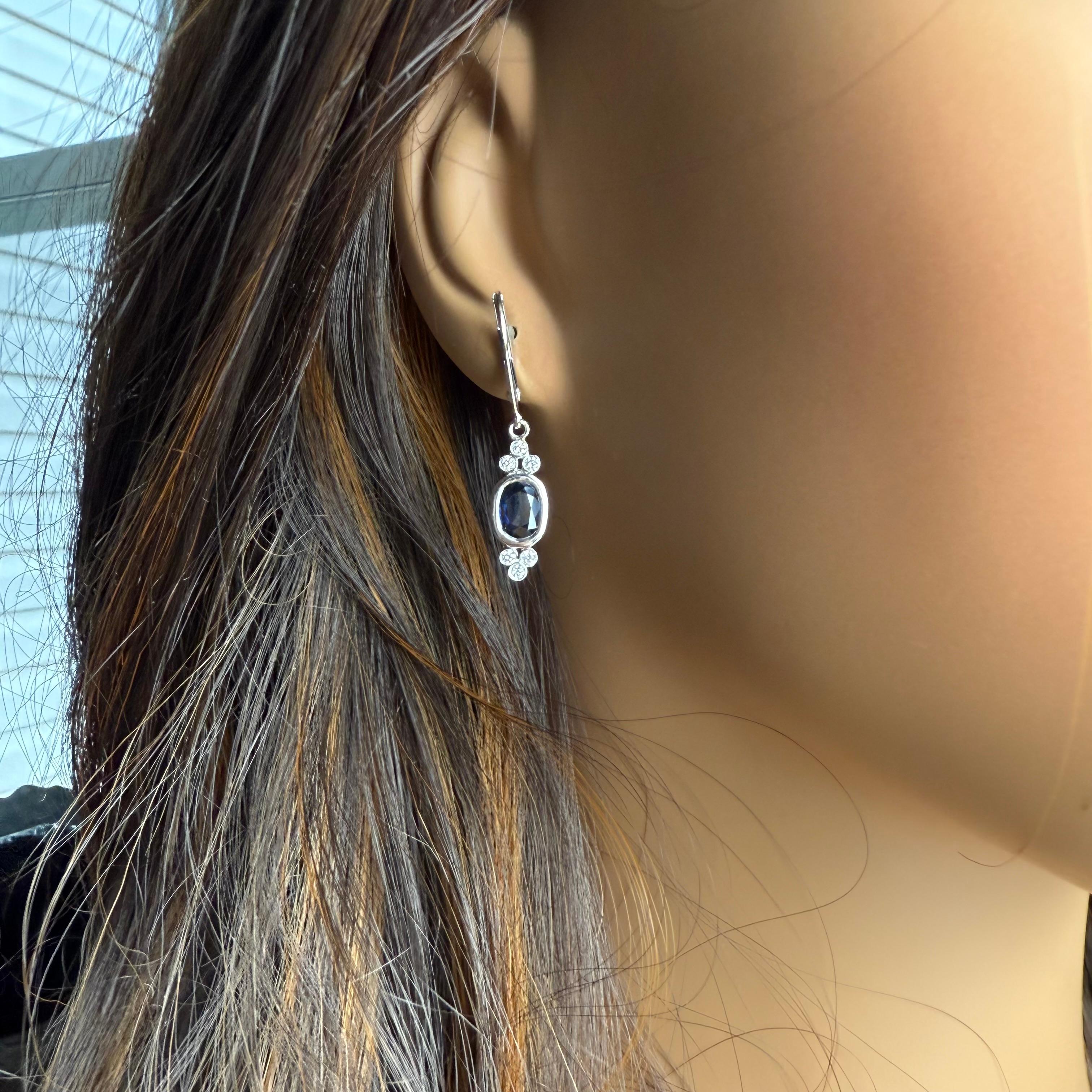 Moderne Boucles d'oreilles pendantes en or blanc 14 carats avec saphir ovale et diamants en vente