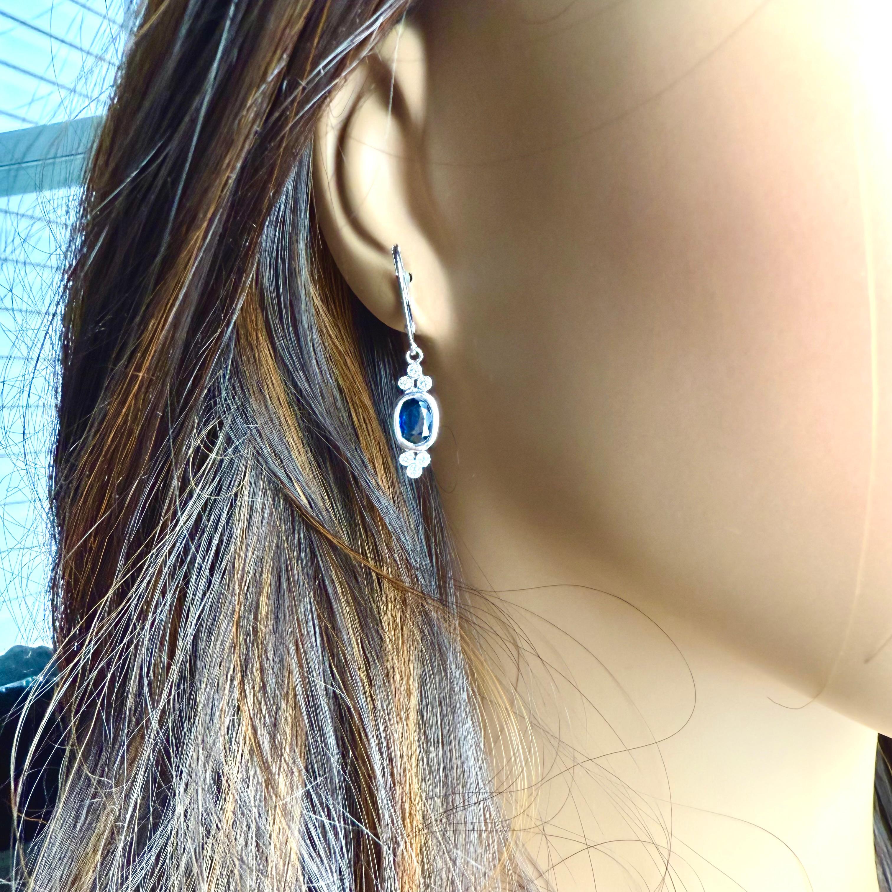 Taille ovale Boucles d'oreilles pendantes en or blanc 14 carats avec saphir ovale et diamants en vente