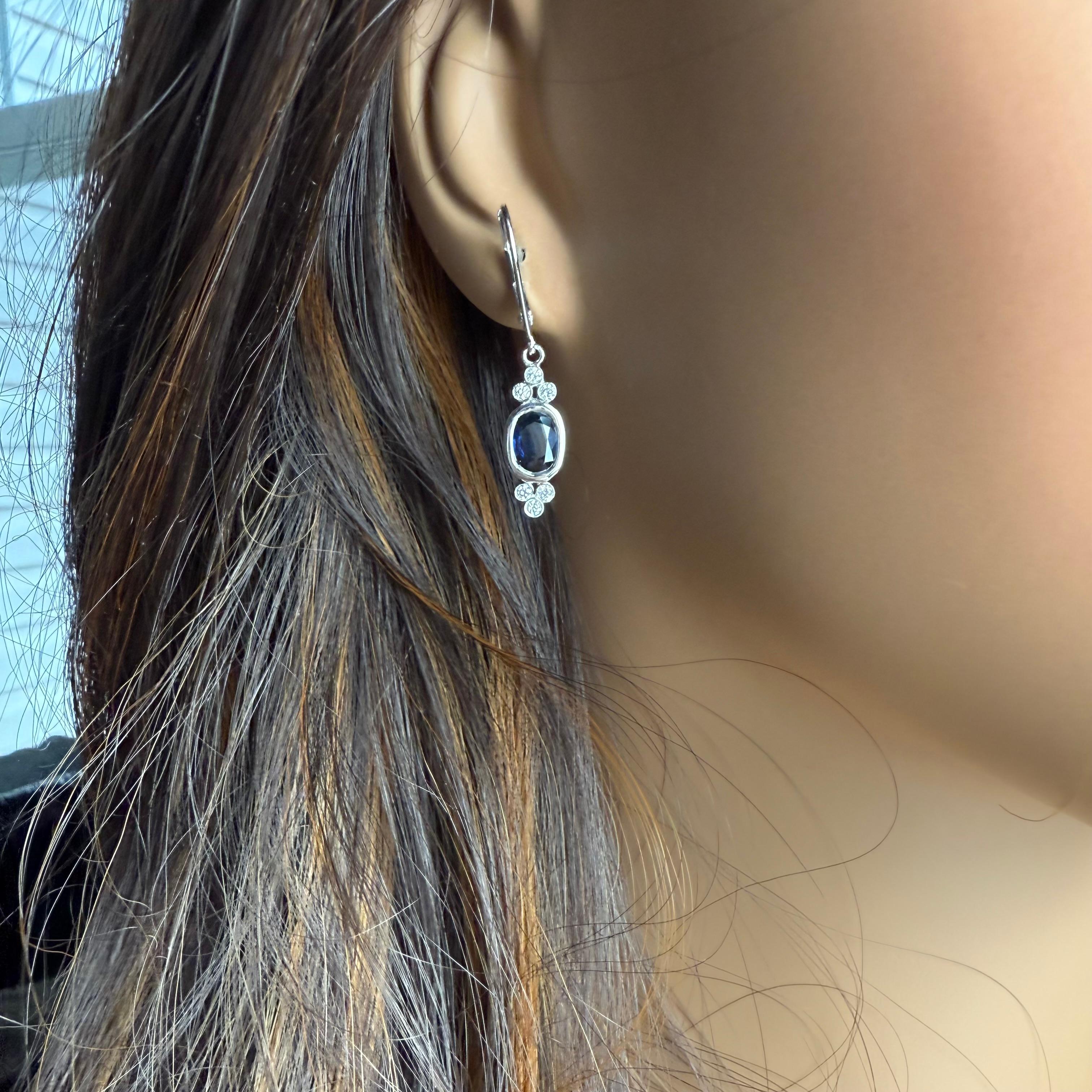 Boucles d'oreilles pendantes en or blanc 14 carats avec saphir ovale et diamants Neuf - En vente à New York, NY
