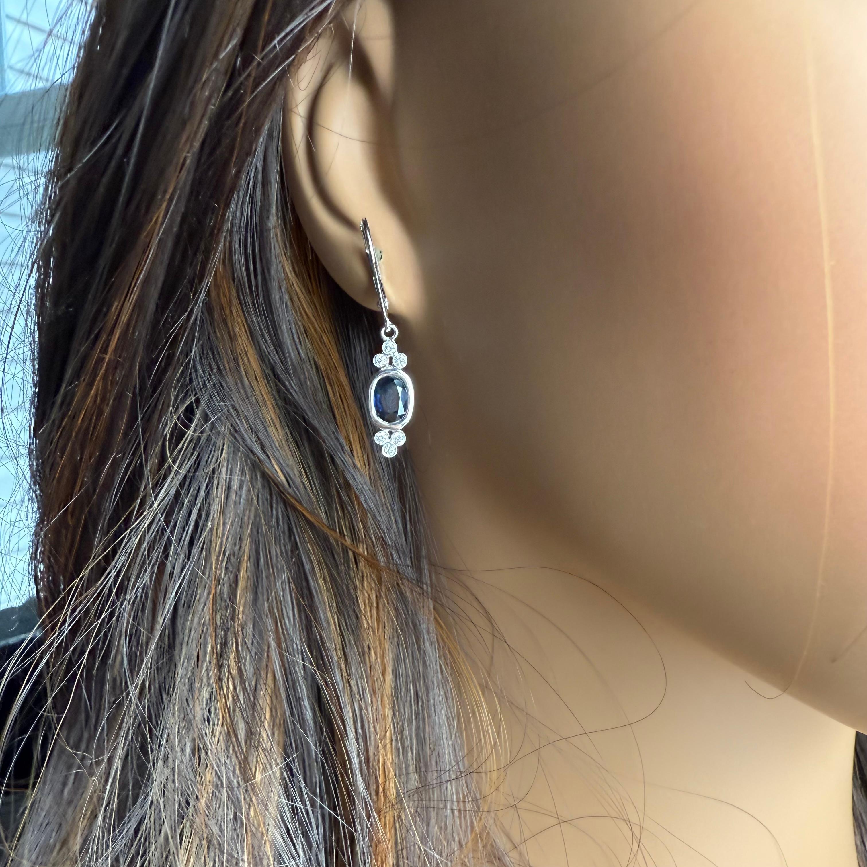 Boucles d'oreilles pendantes en or blanc 14 carats avec saphir ovale et diamants Pour femmes en vente
