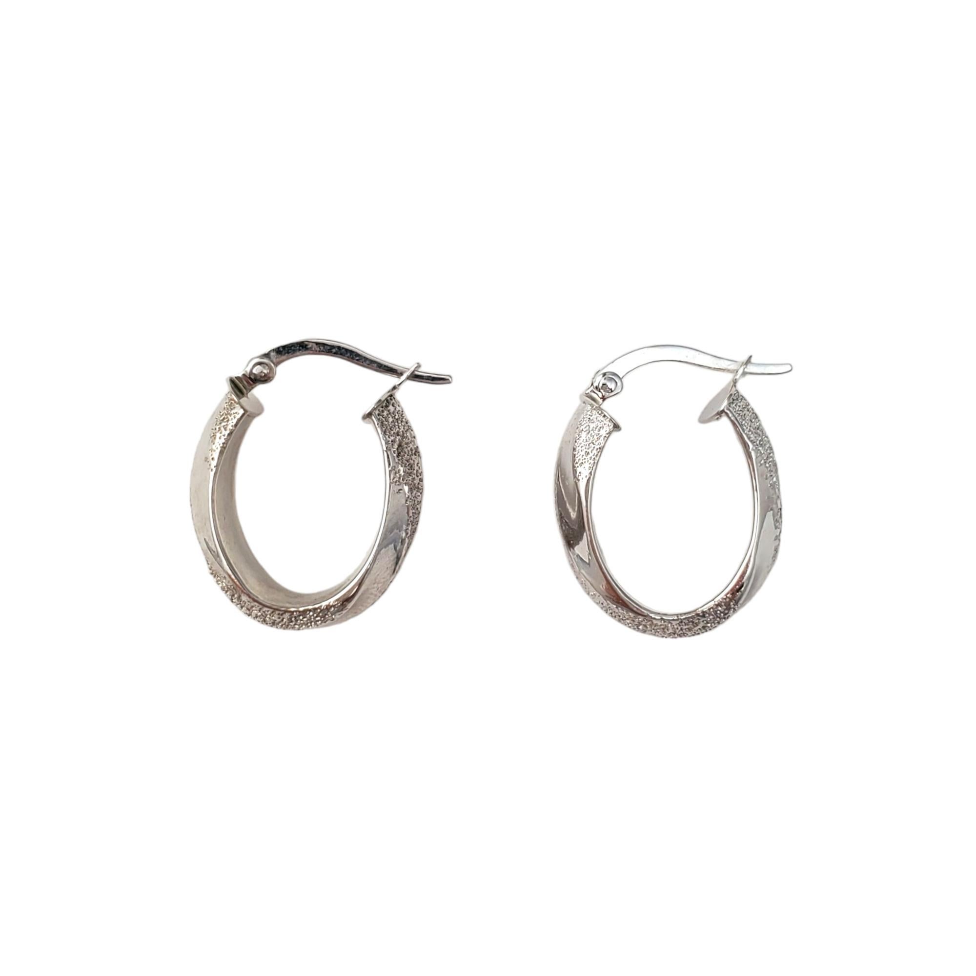 14K White Gold Oval Textured Hoop Earrings #16562 In Good Condition For Sale In Washington Depot, CT