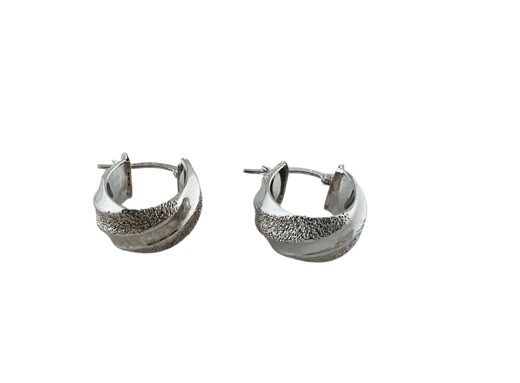 14K White Gold Oval Textured Hoop Earrings #16562 For Sale 2