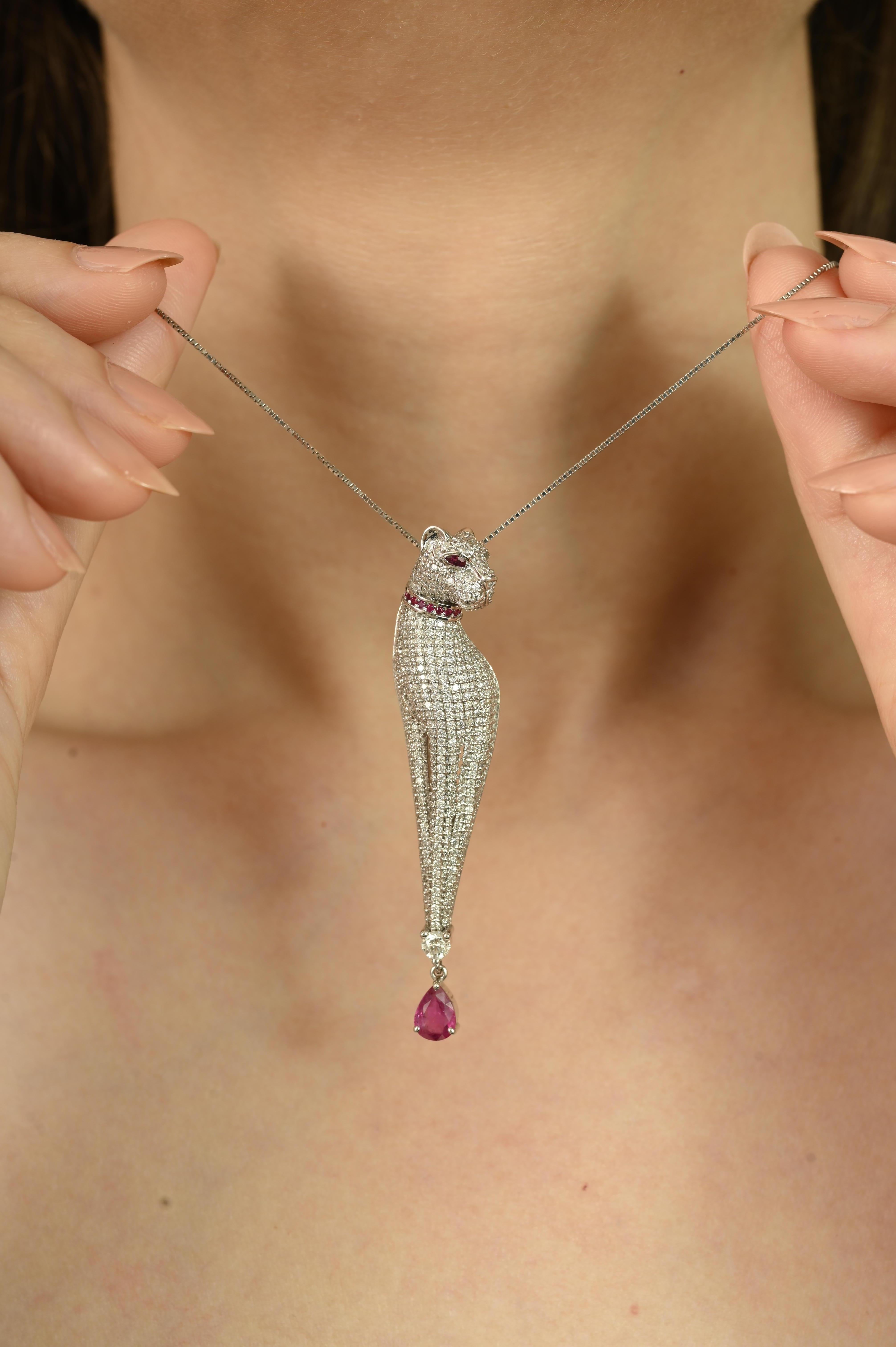 Questo straordinario pendente a forma di pantera è realizzato in oro bianco 14 carati e ornato da 2,43 carati di diamanti rotondi con taglio a brillante in un'incastonatura a grappolo senza soluzione di continuità, che crea un luccichio su tutta la
