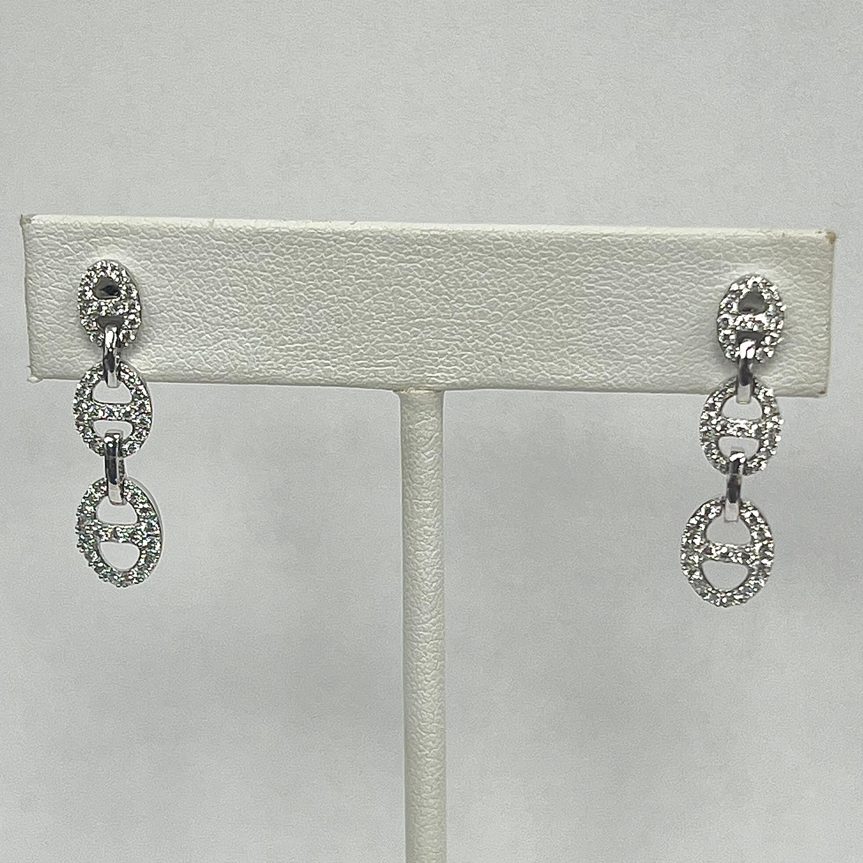 Diese diamantenen Ohrringe aus 14 Karat Weißgold sind stilvoll und elegant. Sie haben eine moderne Büroklammerform, die ihnen einen frischen, trendigen Look verleiht. An jedem Ohrring hängen drei runde Diamanten, die von oben nach unten etwas größer